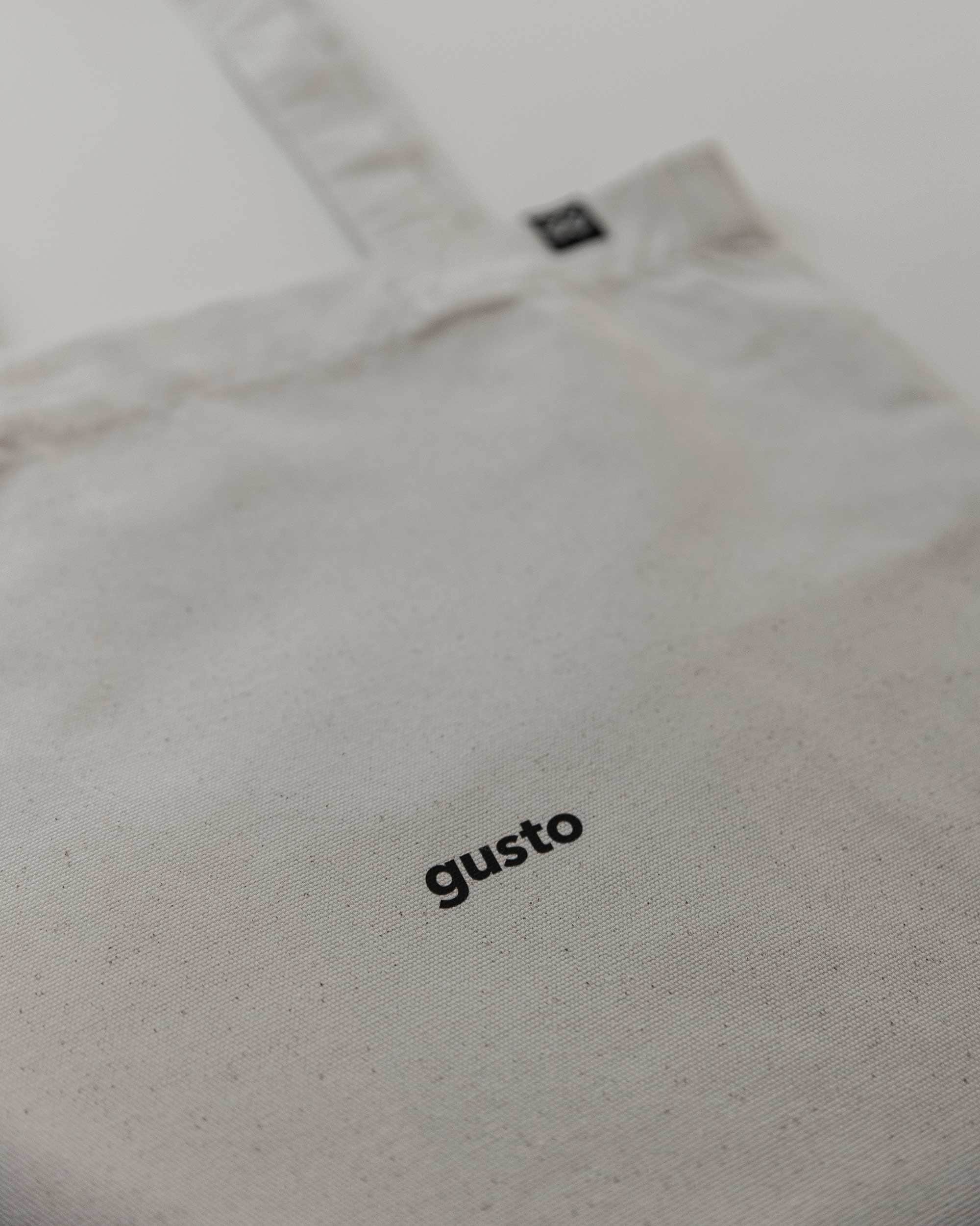gusto / stofftasche / johannes6 13 Moderner weiße T-Shirt mit christlichem Motiv, Gusto, fairtrade, nachhaltiges Design.