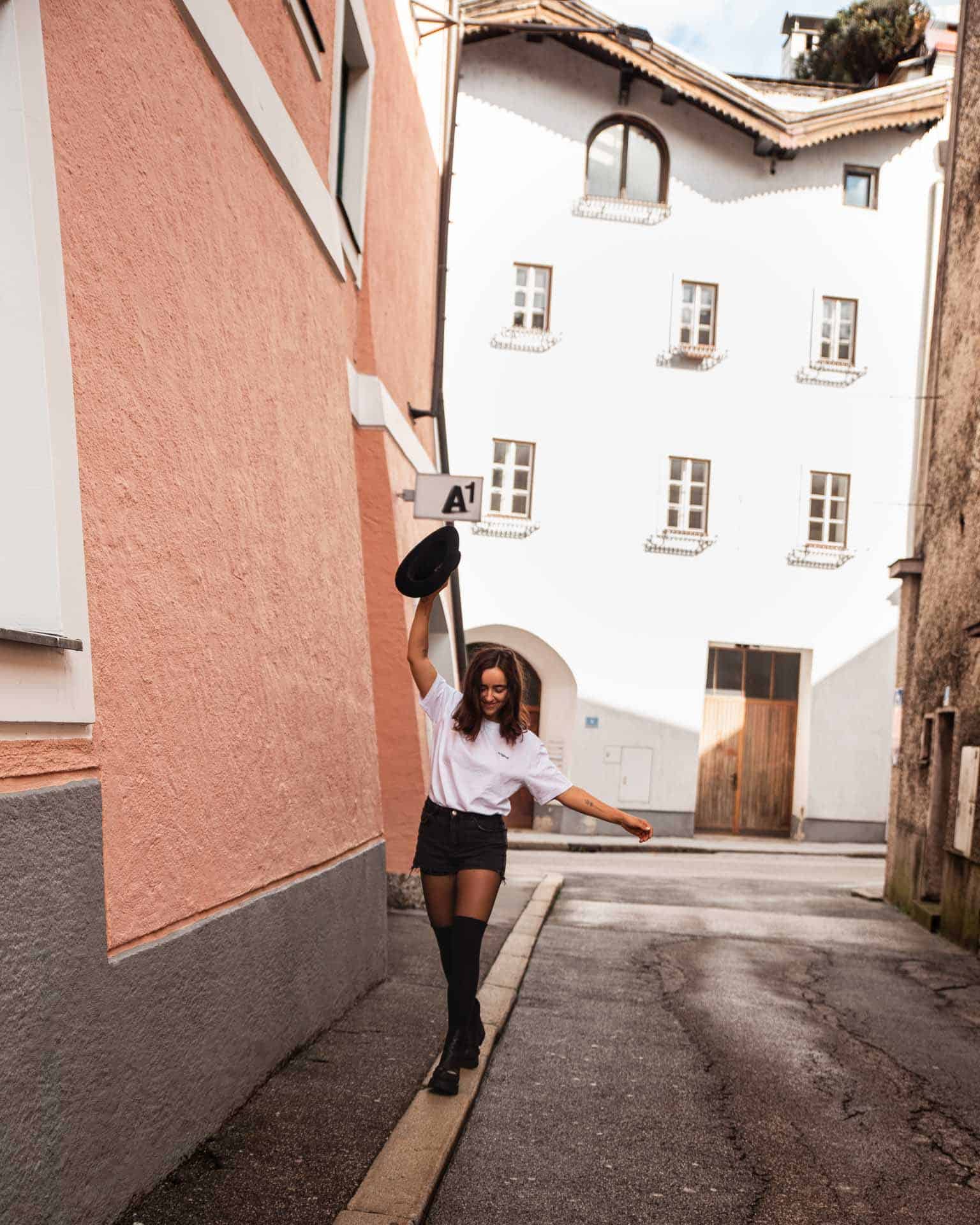 original / tshirt / psalm 139 13 Moderner Christlicher Lifestyle, junge Frau tanzt mit Hut in Altstadt.
