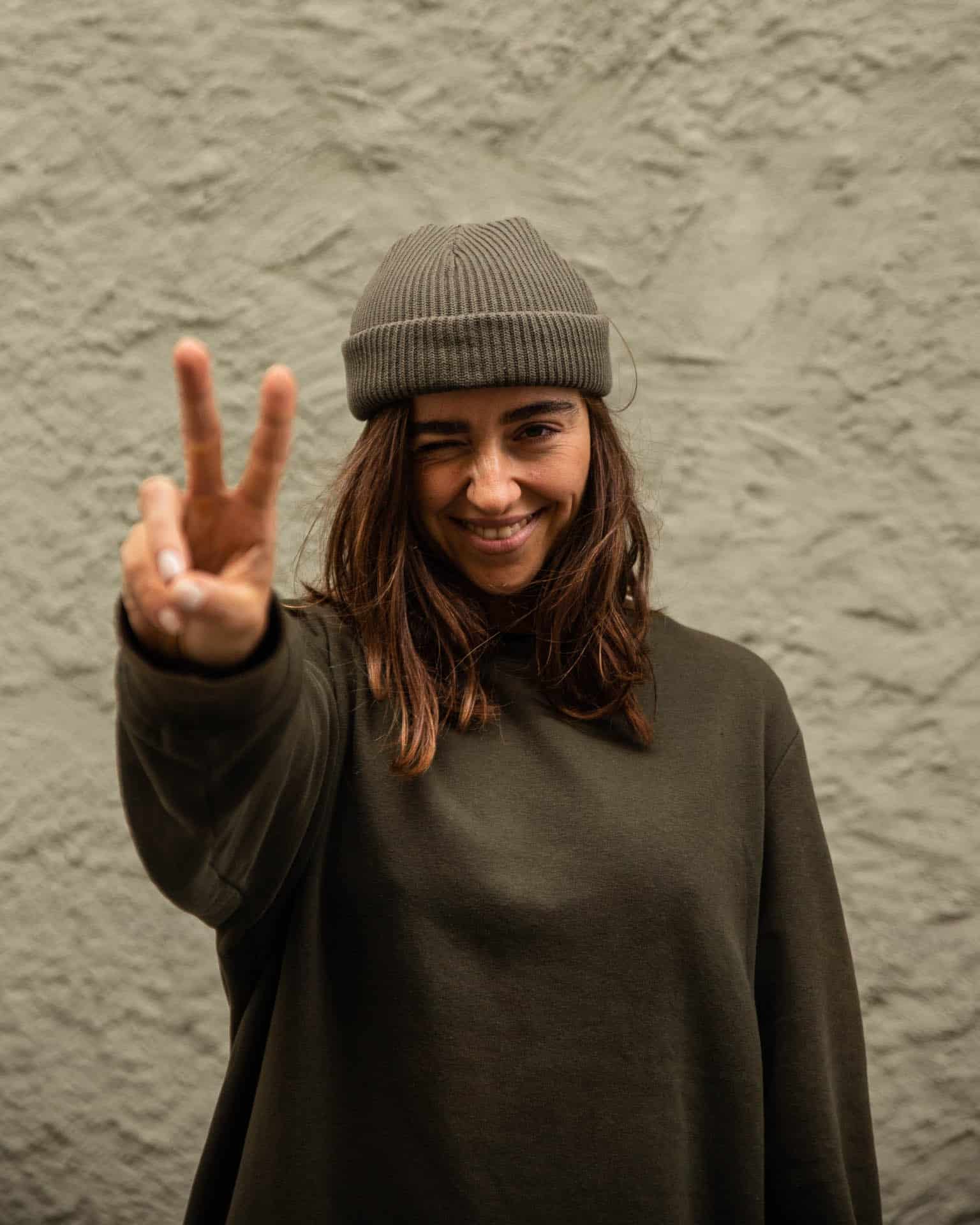 fisherman beanie / khaki / kolosser3 2 Moderner Christlicher Lifestyle-Mensch mit Mütze, die positive Energie ausstrahlt.
