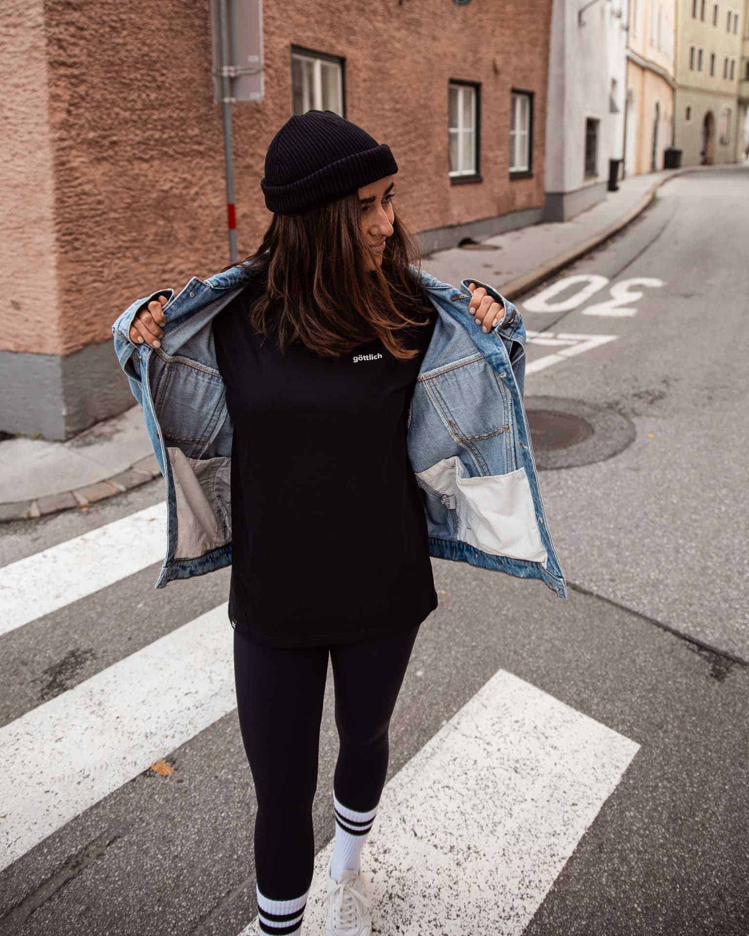 fisherman beanie / schwarz / kolosser3 6 Junge Frau auf Stadtraße mit christlicher Mode, Streetwear für Christen, Mode mit Glaubensbotschaft.