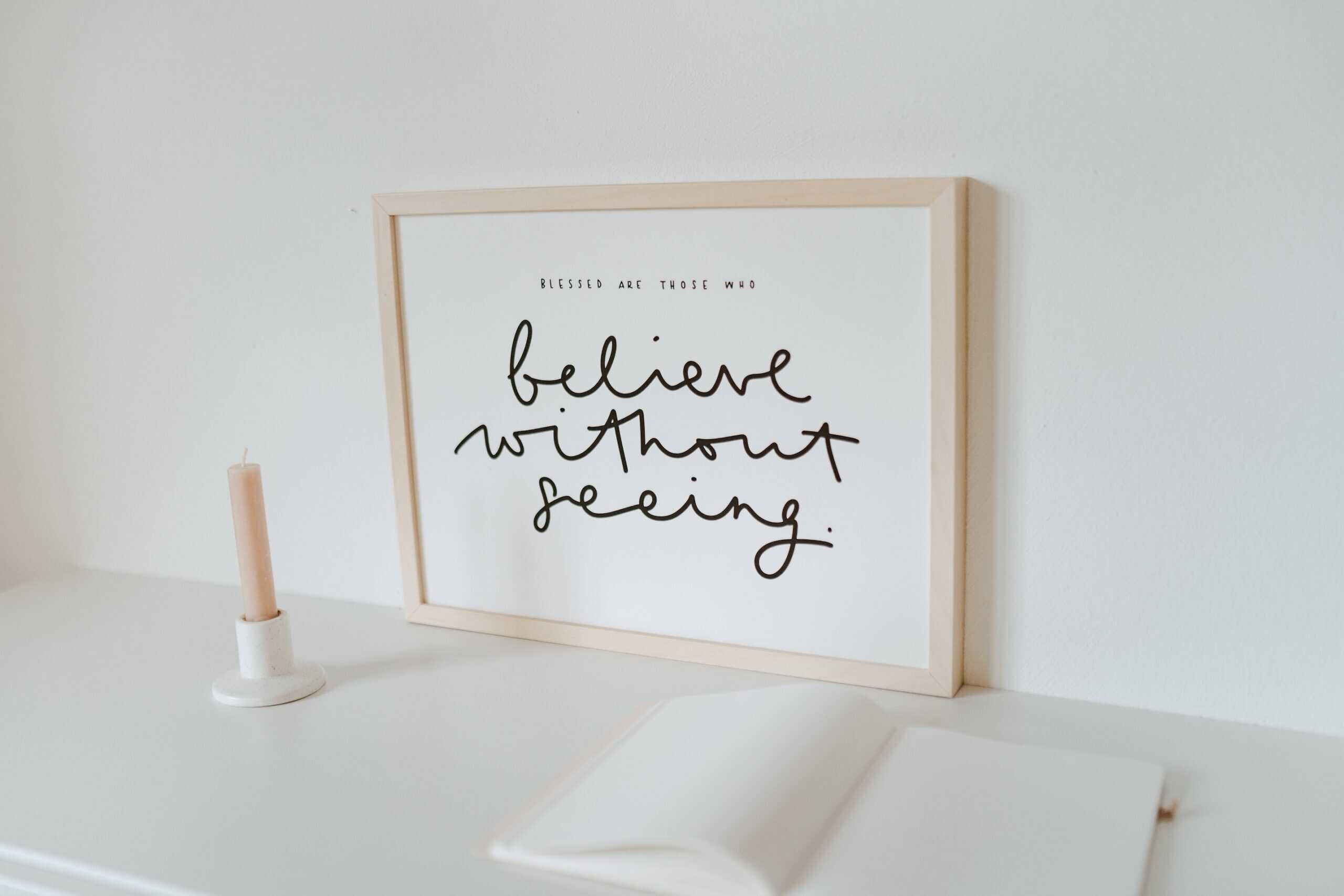 Inspirierende christliche Wanddekoration mit Bibelvers, Geschenk für Glaubensfreunde.