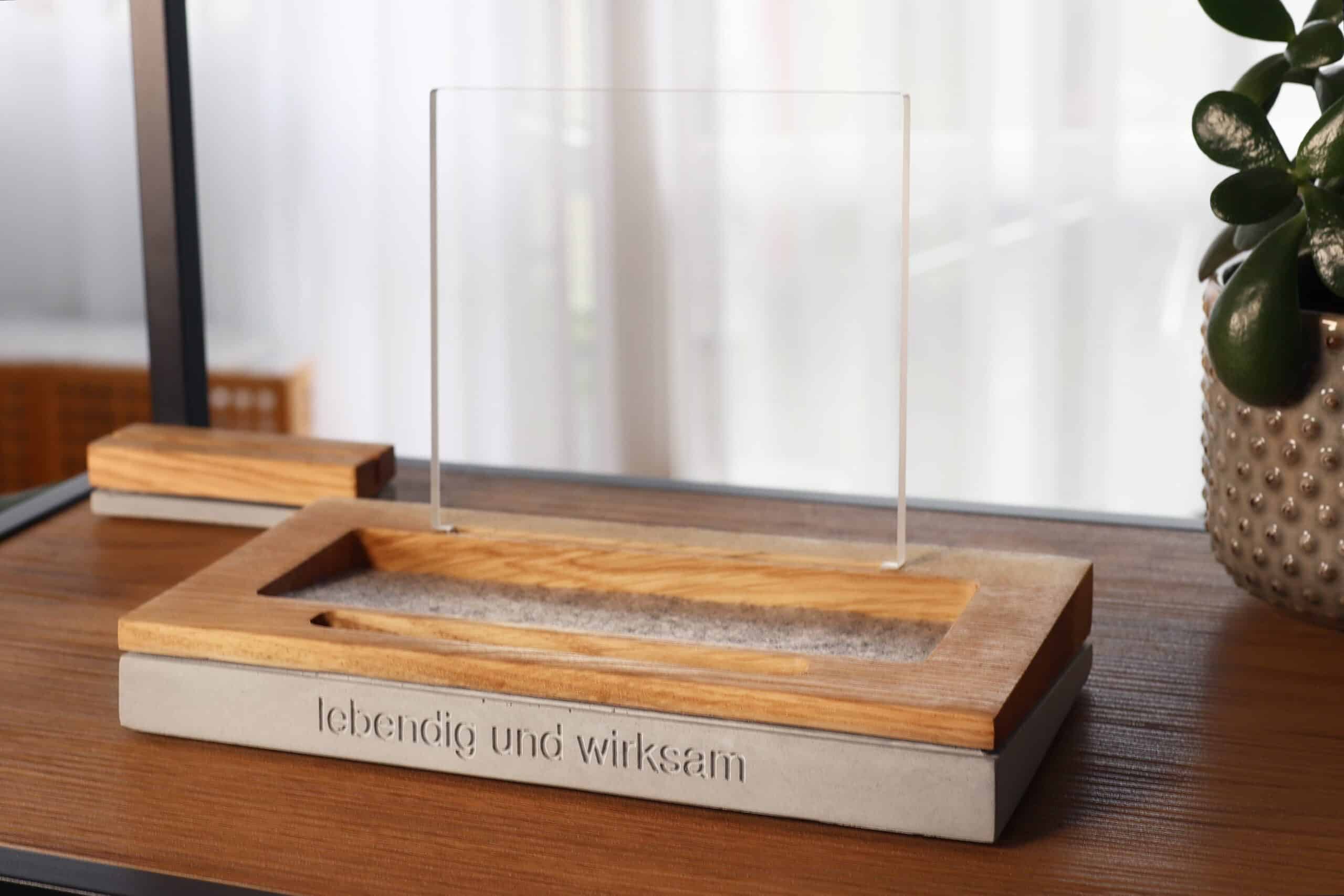 Bibelhalter – Dein sichtbares Zeugnis für die Liebe zur Bibel 3 Moderne Tischdekoration mit Holz und Glas für christliche Marken.