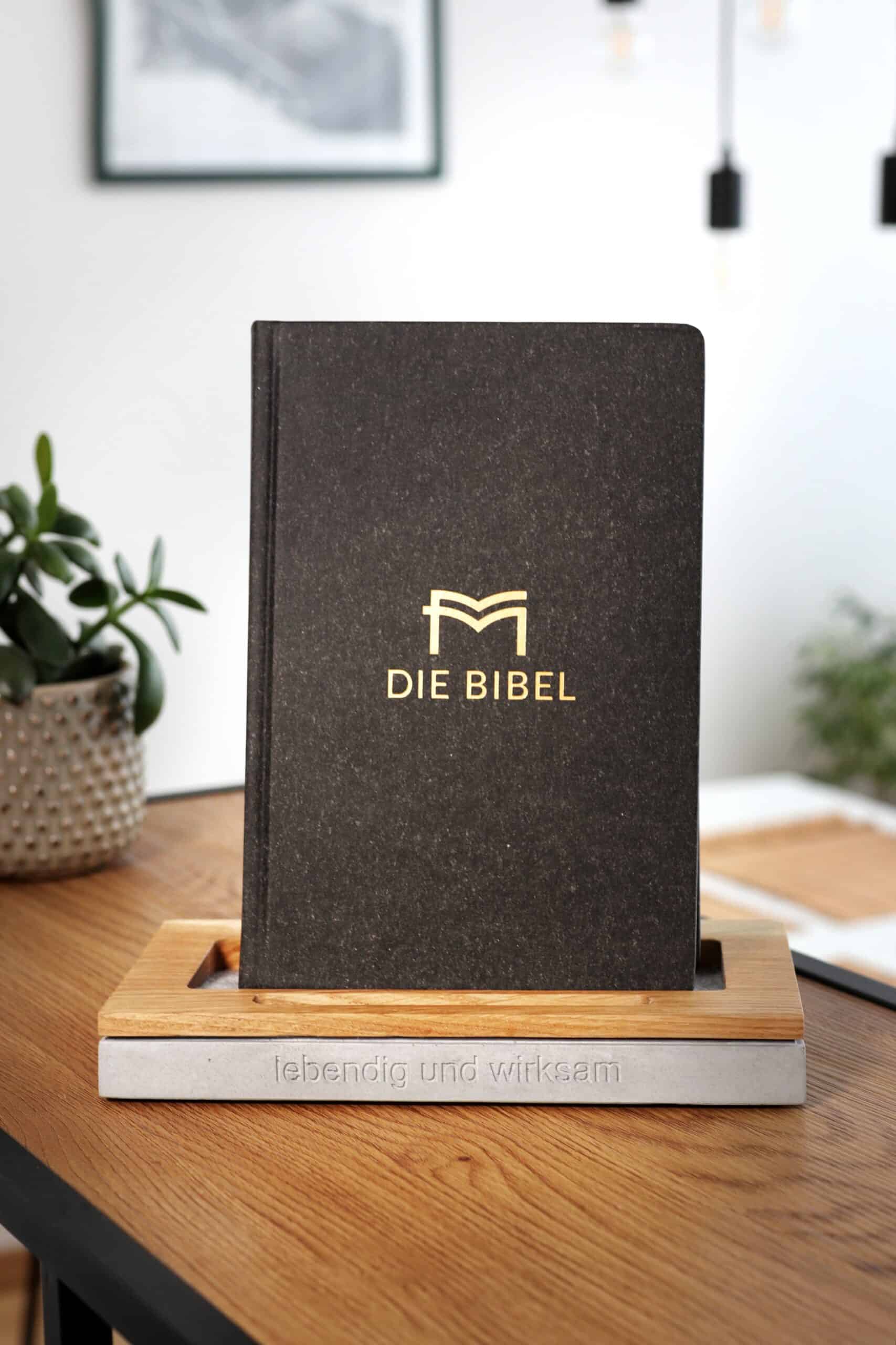 Bibelhalter – Dein sichtbares Zeugnis für die Liebe zur Bibel 2 Gottesbibel auf einem Holzständer, christliche Bibel, religiöse Bibel, christlicher Glaube, Gebet.