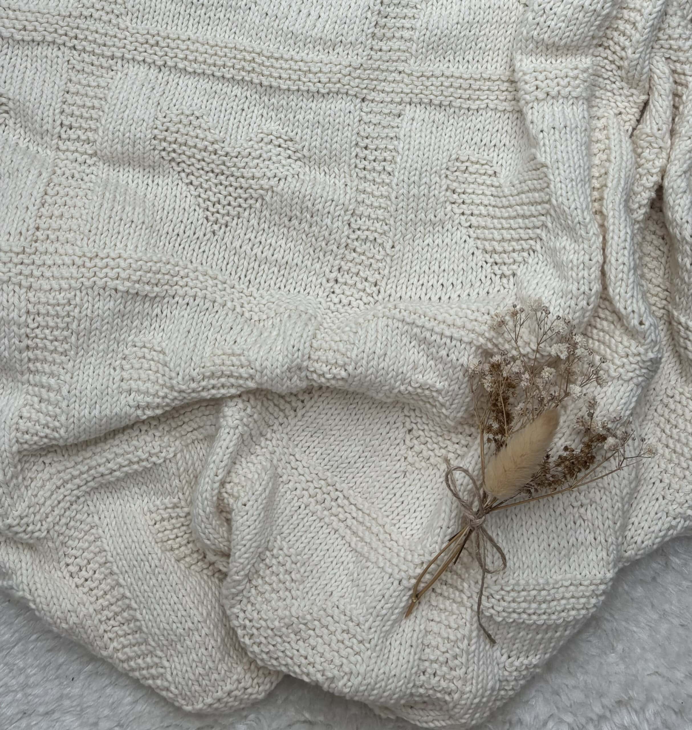 Babydecke Gestrickt 2 Gemütlicher weißer gestrickter Pullover mit Krawatte, christliche Modeaccessoires, Gebetskleidung.