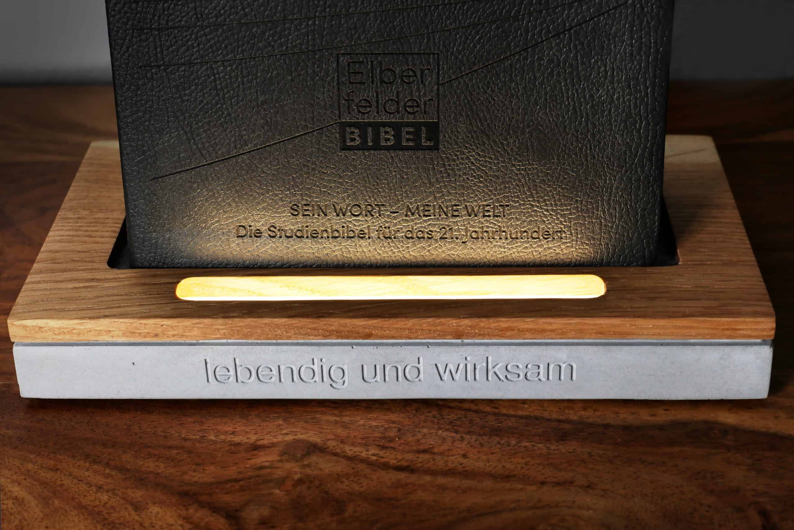 Bibelhalter – Dein sichtbares Zeugnis für die Liebe zur Bibel 4 Exklusive christliche Bibel mit Holzstandfuß und beleuchtetem Schriftzug.
