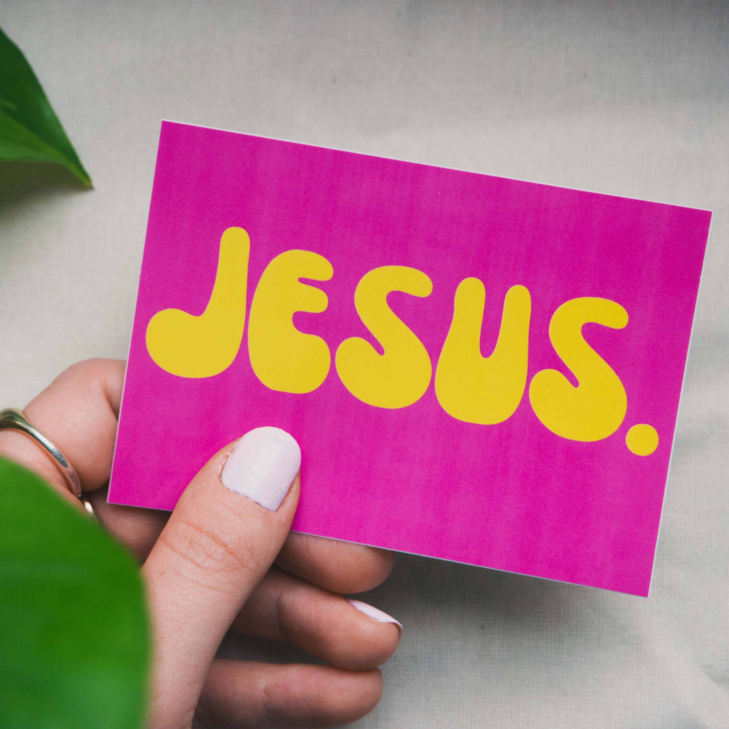 10 Christliche Sticker – JESUS | Bibelvers Aufkleber für Evangelisation, Gemeinde, Jugendgruppe und Alltag – wetterfest und ablösbar 2 Glaubenskarte mit "Jesus" auf pinkem Hintergrund, christliche Botschaft, christlicher Glaube.