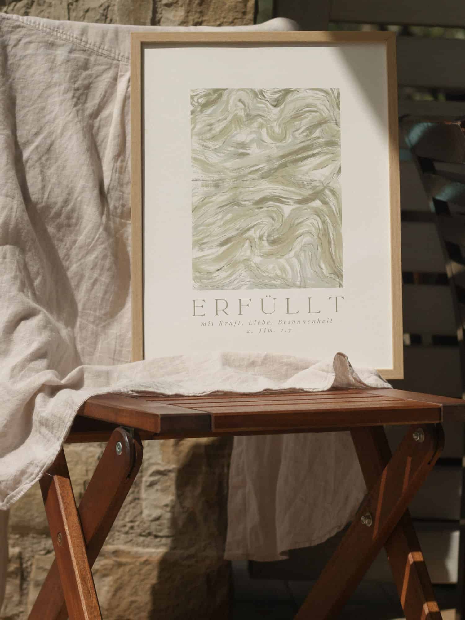 Poster "Erfüllt" 12 Ein christliches Kunstwerk mit Erfüllungsspruch auf Holzrahmen, spirituelles Dekor für Gläubige.