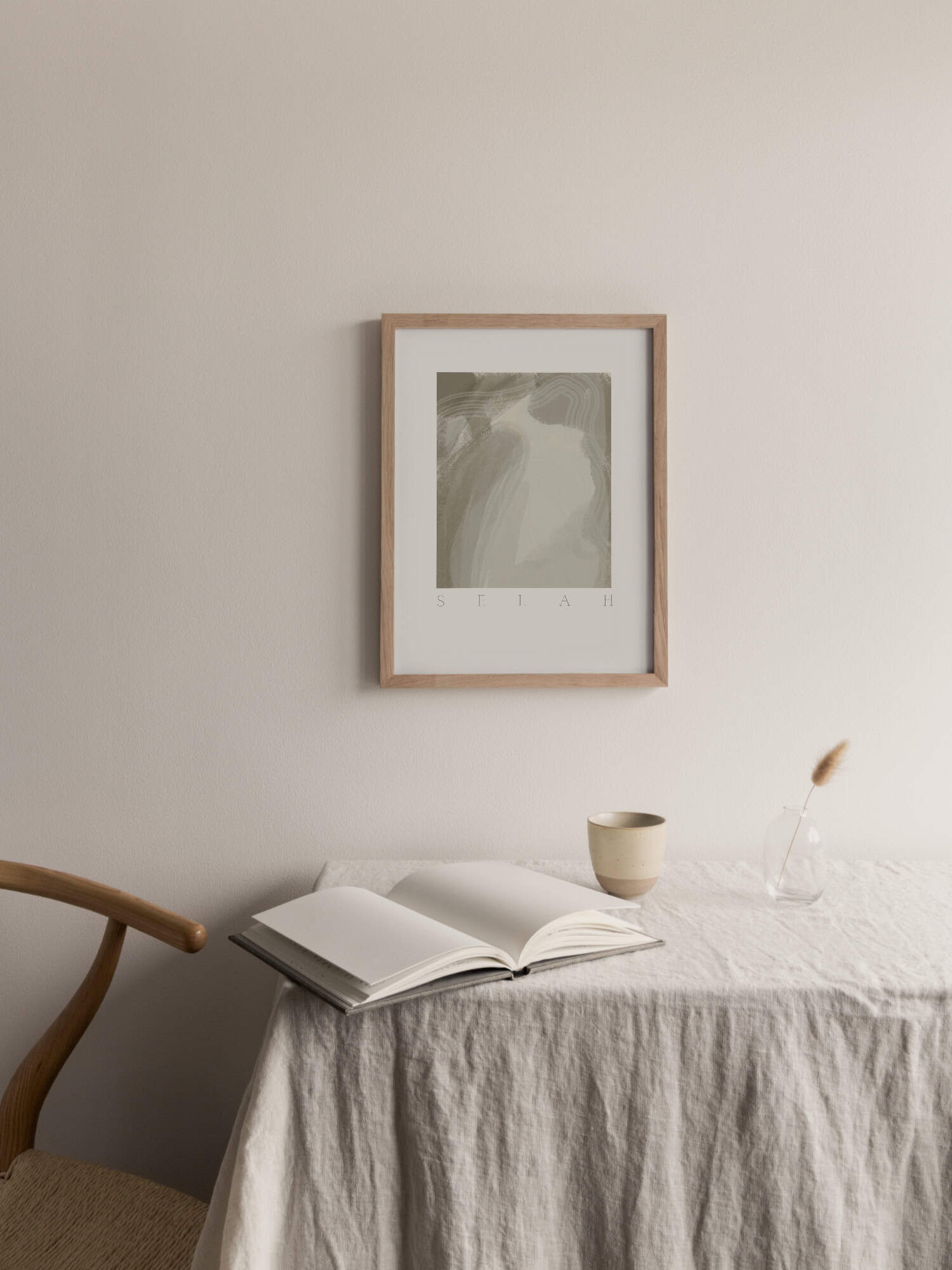 Poster "Selah" - minimalistisch, schlicht, modern 12 Moderner minimalistischer Raum mit christlichem Kunstwerk, Tisch mit Buch und Dekoration.