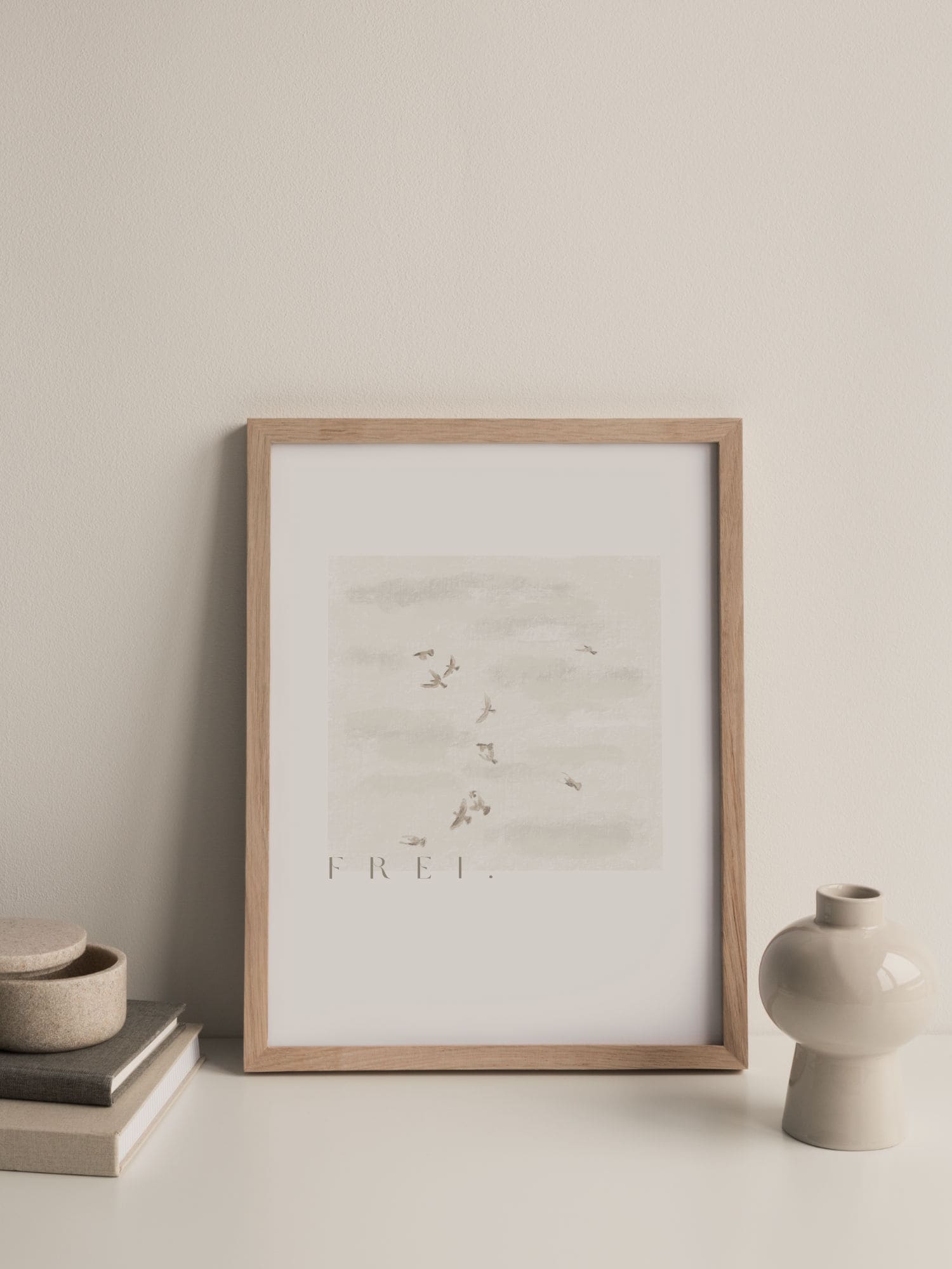 Beruhigende Wanddekoration mit Vogelmotiv und dem Wort "FREI" für christliche Wohnaccessoires.
