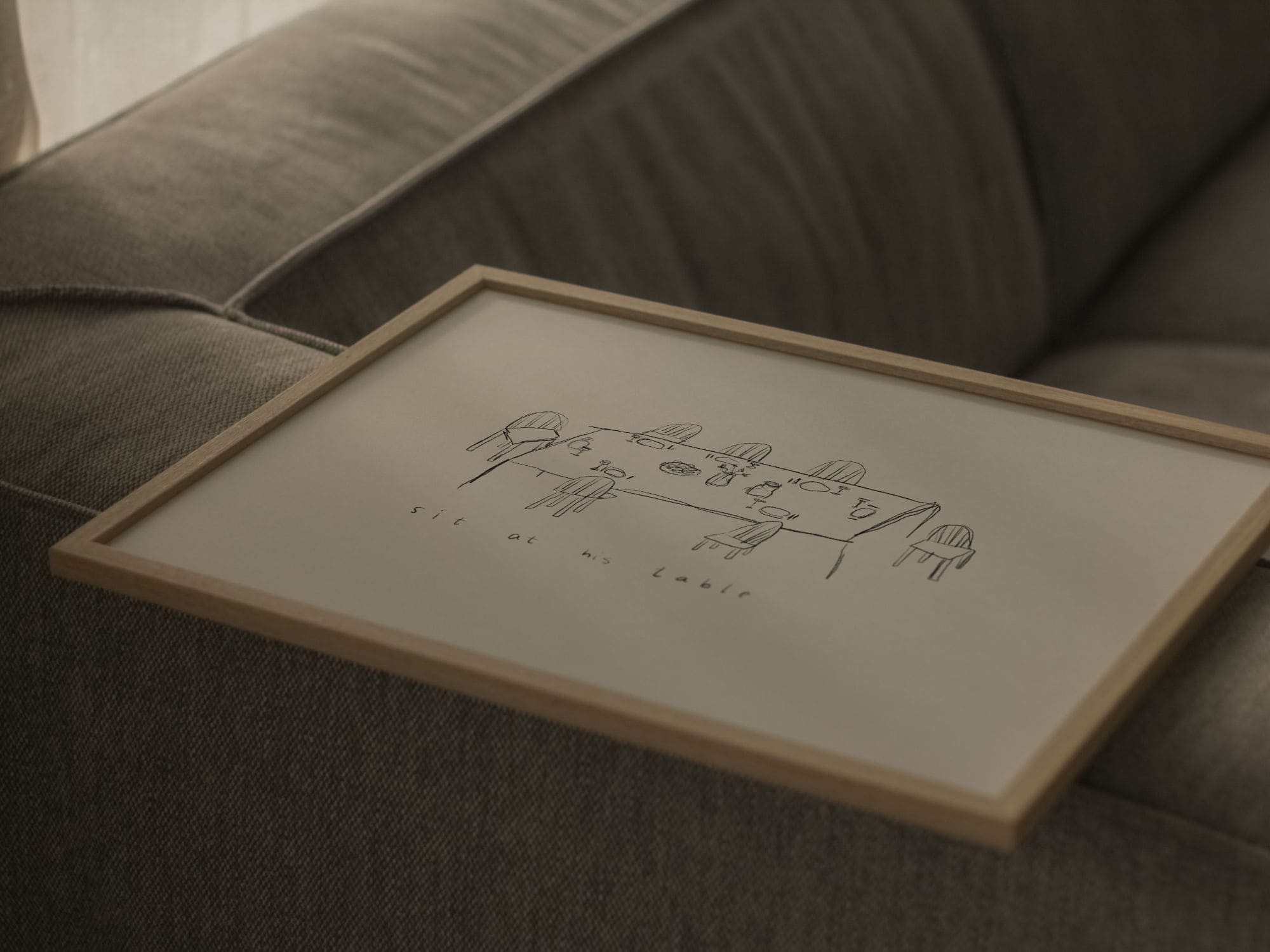 Poster "Sit at his table" 14 Ein handgezeichnetes Bild eines Esstisches auf einem Holzrahmen, inspirierend.