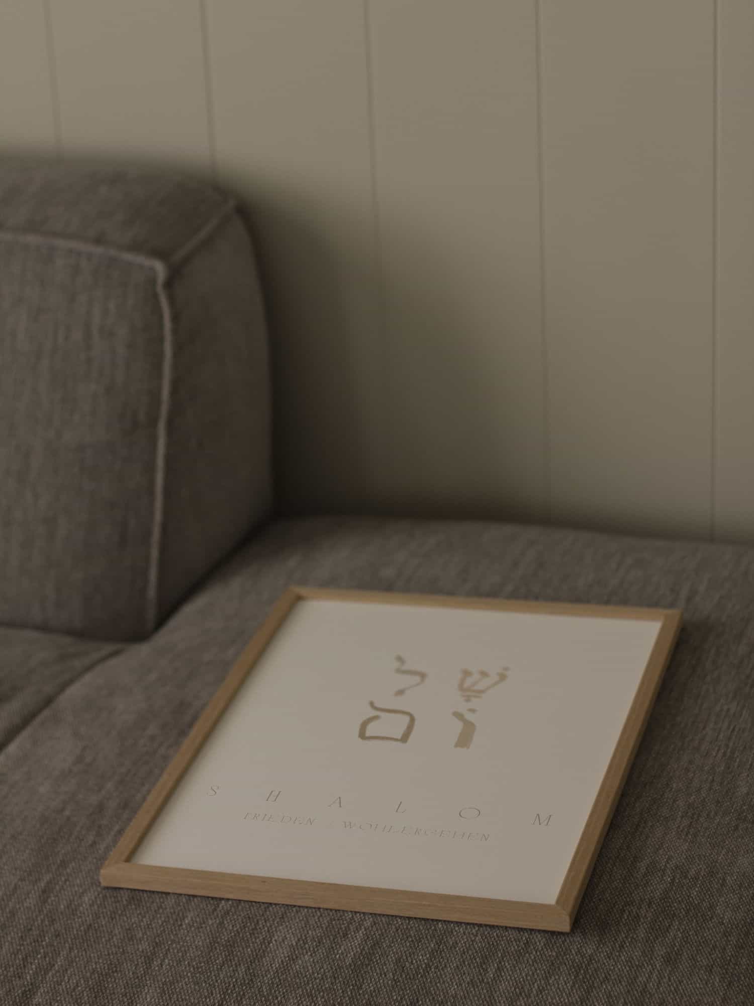Poster "Shalom" 13 Moderne christliche Dekoration auf Sofa mit Schriftzug.
