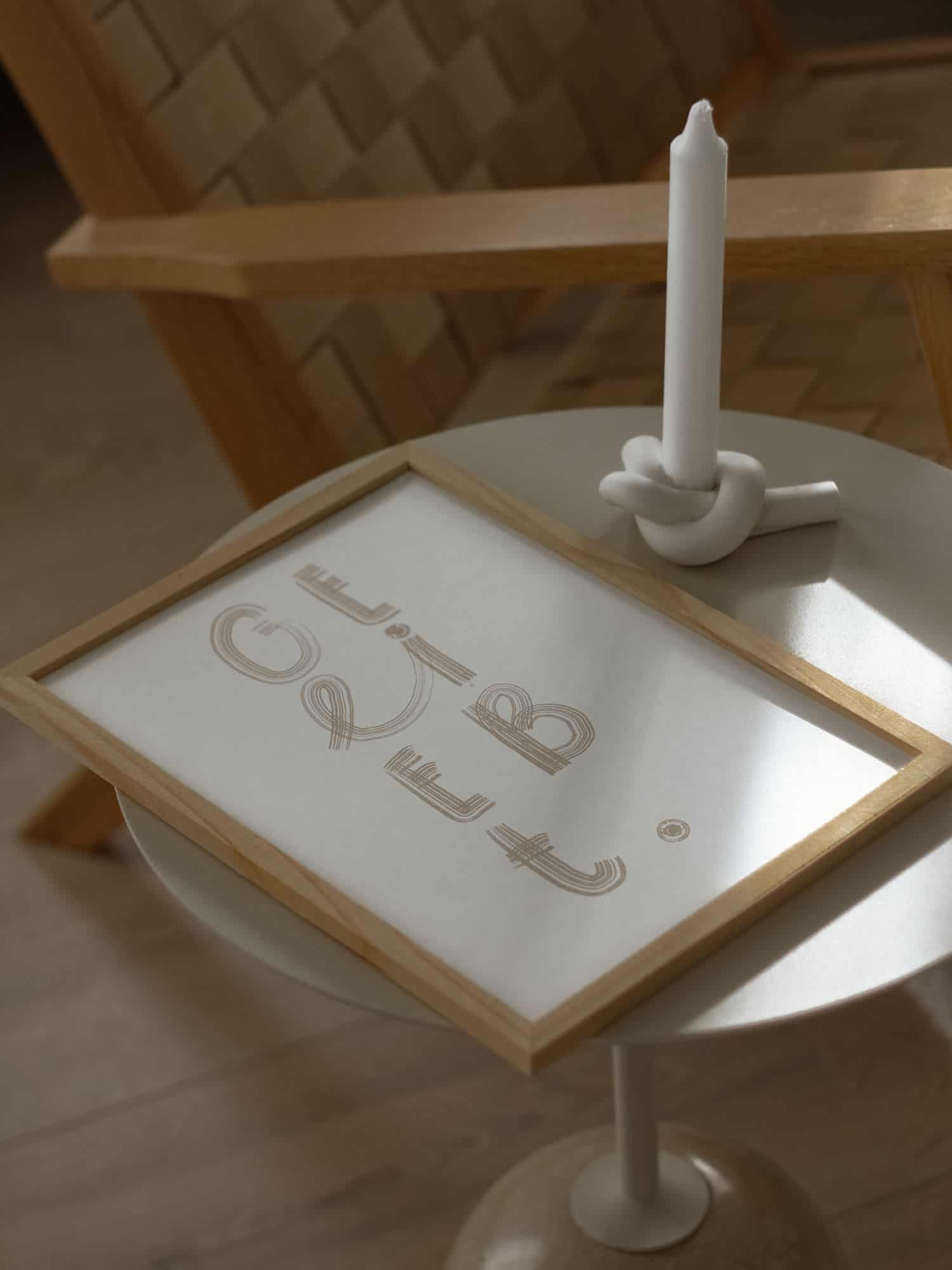 Poster "Geliebt" 11 Festliche Christliche Dekoration mit Kerze und Bibel-Symbolen.