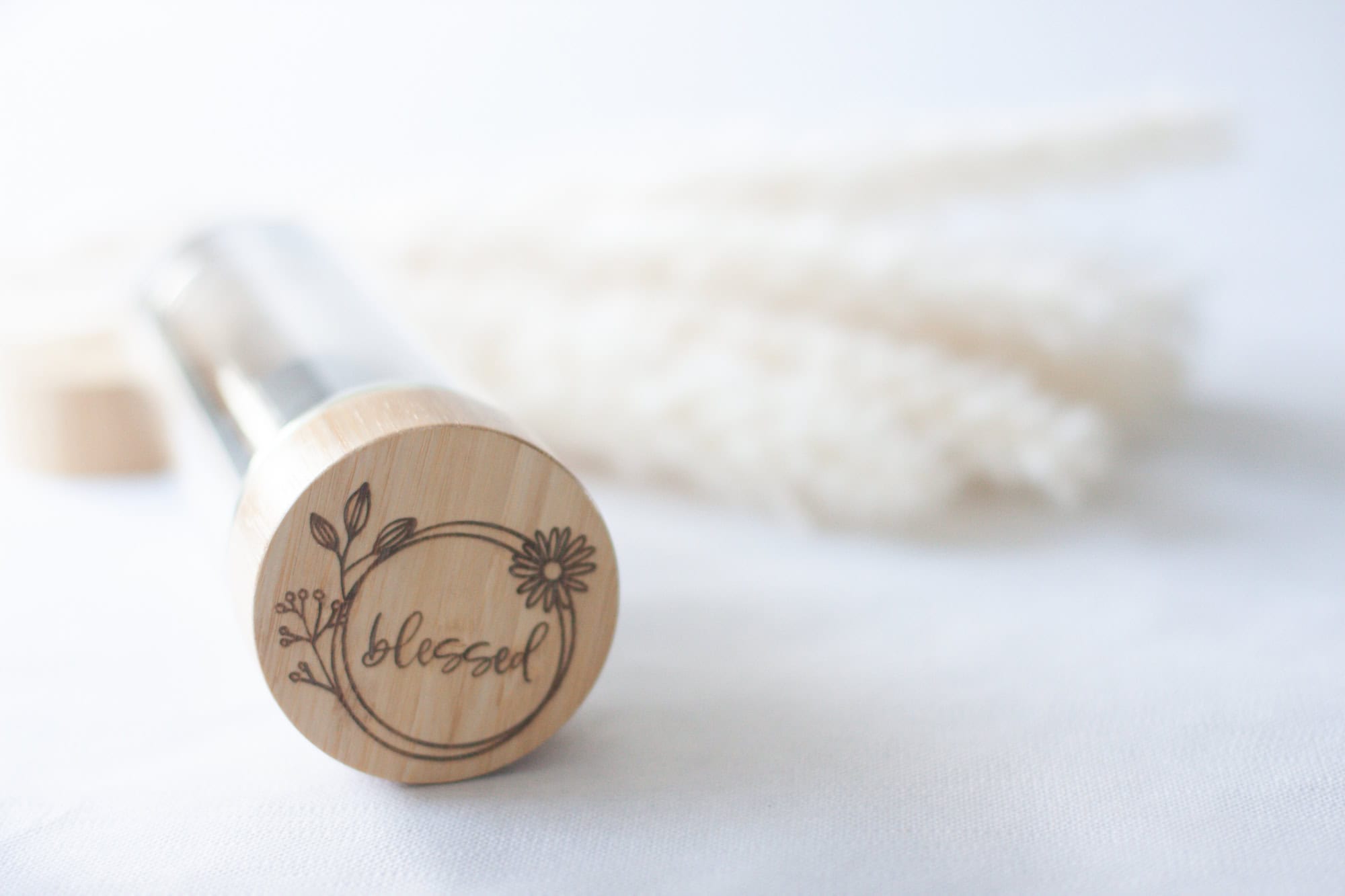 Doppelwandige Glasflasche mit Spruch 16 Himmlischer Stempel mit Blumen und "blessed" für christliche Marken und Inspirationen.