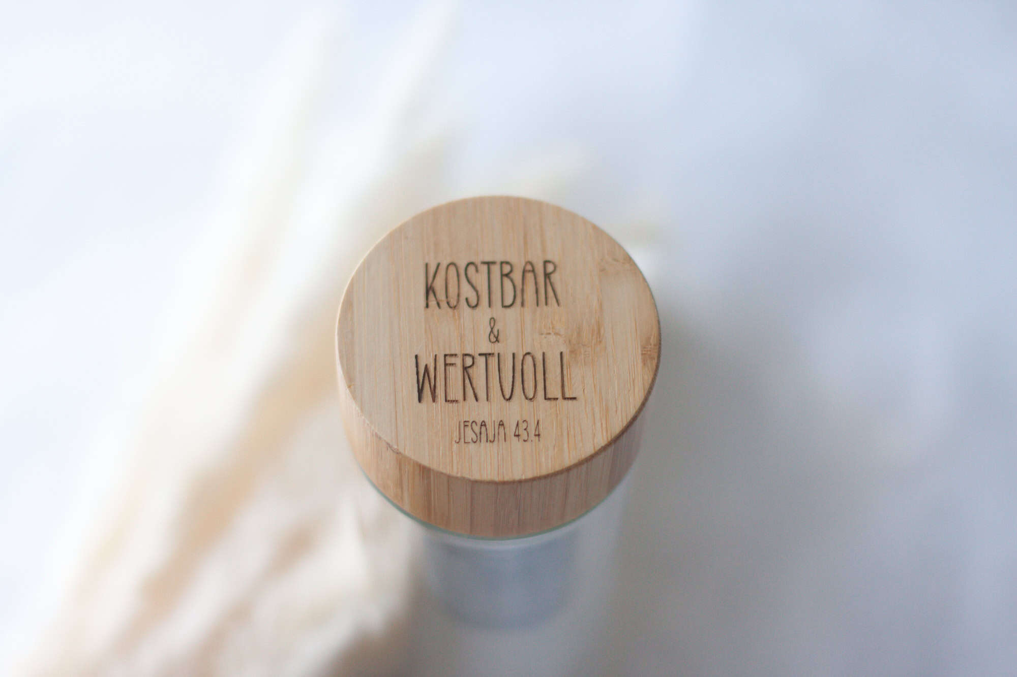 Doppelwandige Glasflasche mit Spruch 15 Handgeschnitztes christliches Bibelzitat auf Holzmedaille, christliche Marken, Glaube.