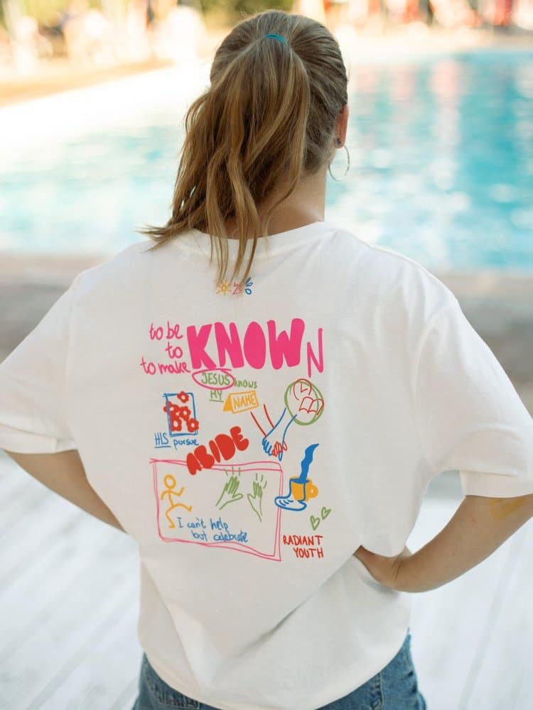 Leuchtendes T-Shirt mit religiösem Motiv und inspirierenden Zitaten für junge Christen.