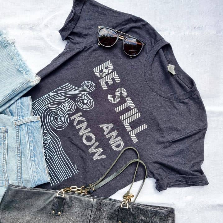 Shirt Be Still and Know 11 Moderner T-Shirt mit inspirierendem Spruch für christliche Mode.