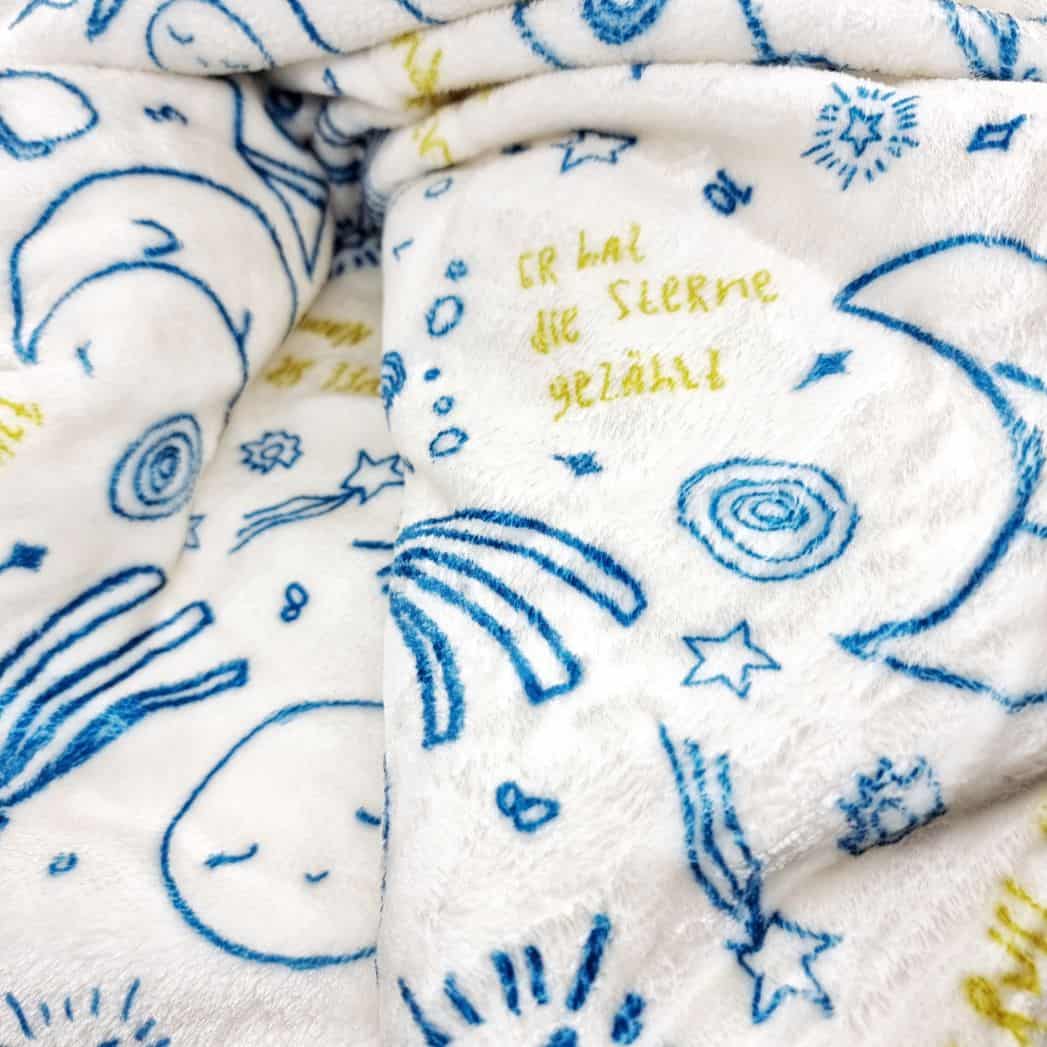 Kuscheldecke Sterne Psalm 147 2 Hochwertiges Mikrofasertuch mit christlichem Design und biblischem Zitat.