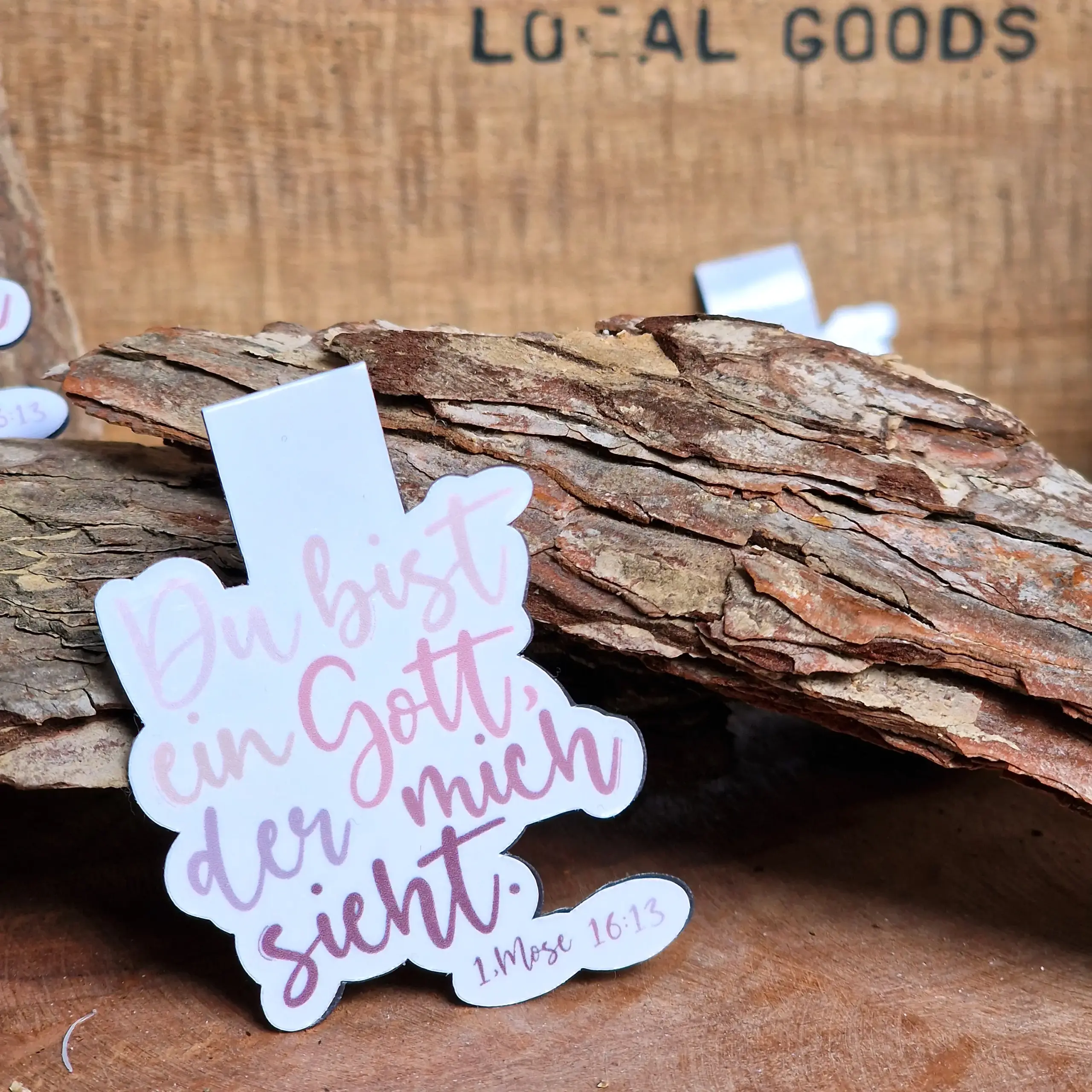 Du bist ein Gott der mich sieht | 1. Mose 16:13 | Magnet-Lesezeichen | Christlich | Geschenk 3 Christliches Magnet-Lesezeichen mit Bibelvers 1. Mose 16:13, auf Holzuntergrund.