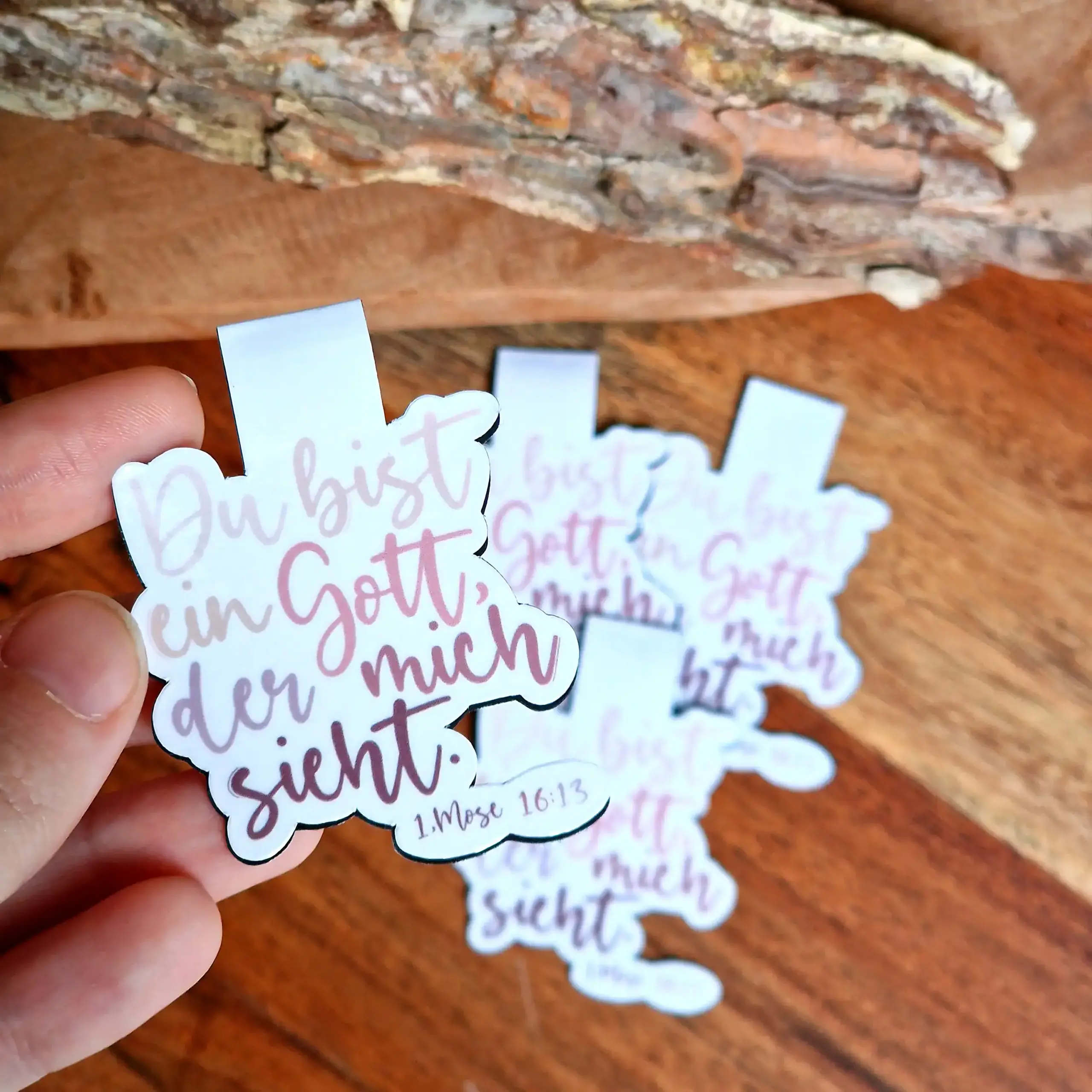Du bist ein Gott der mich sieht | 1. Mose 16:13 | Magnet-Lesezeichen | Christlich | Geschenk 2 Gottes Wort Aufkleber mit Bibelvers 1.Mose 16:13, christliche Geschenkidee, Inspiration.