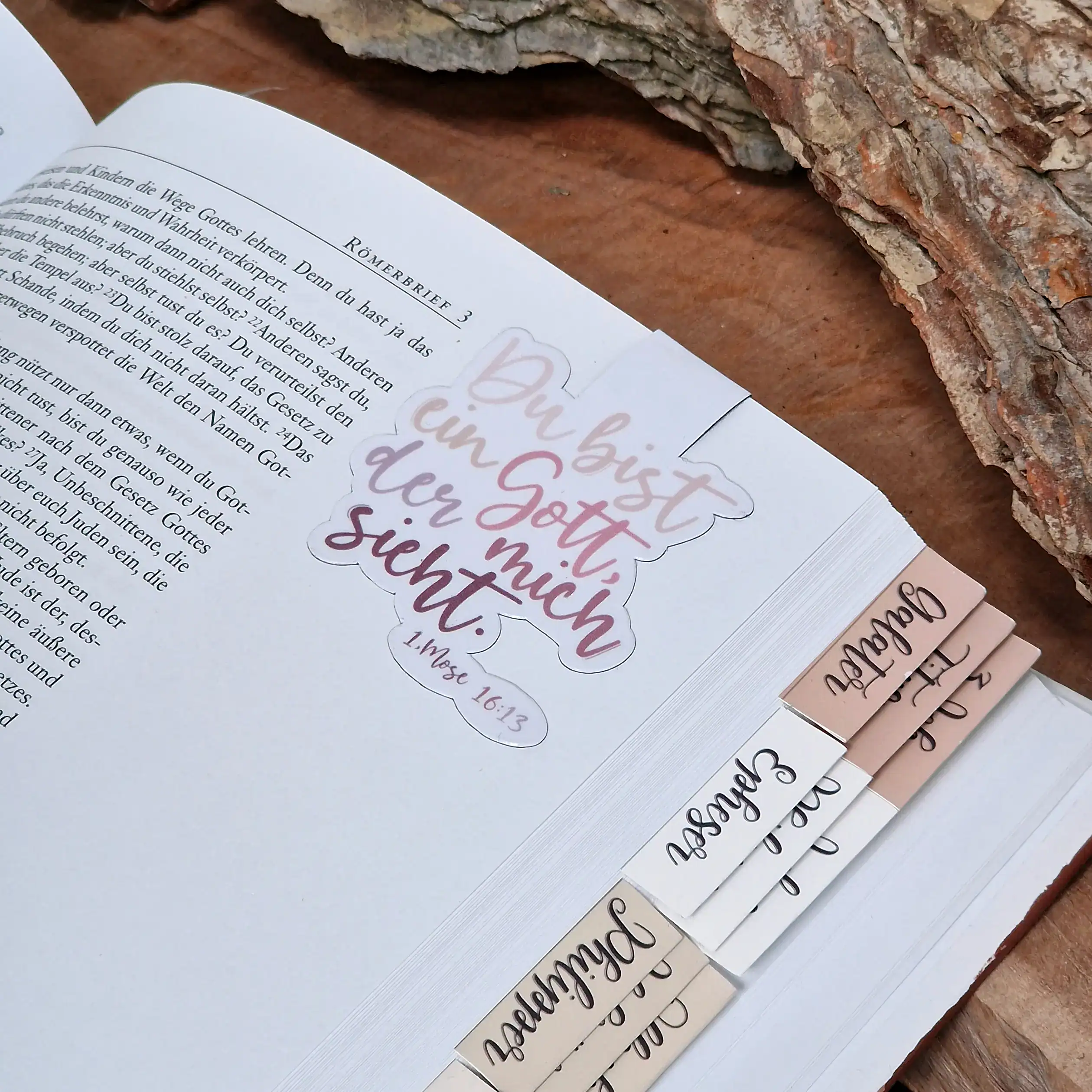 Du bist ein Gott der mich sieht | 1. Mose 16:13 | Magnet-Lesezeichen | Christlich | Geschenk 4 Glaube inspiriertes Bibelzitat auf einem offenen Bibelbuch, christliche Botschaft, Motivation.