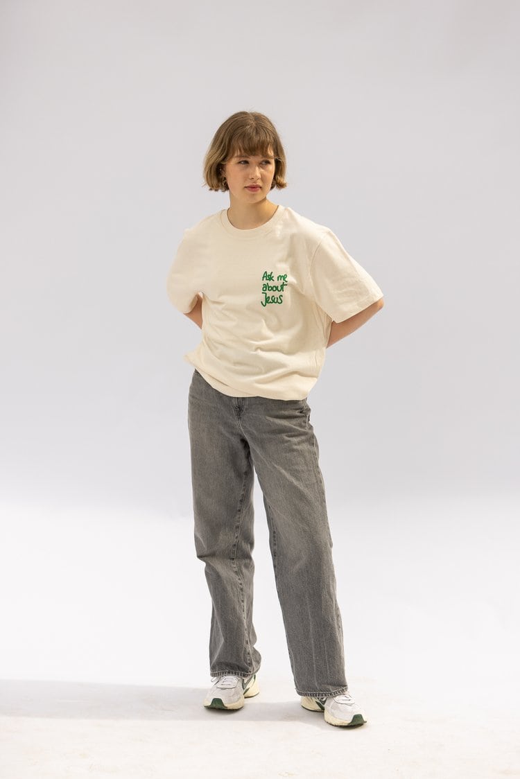 Ask me about Jesus Shirt 10 Begegnung mit christlicher Mode - Junge trägt T-Shirt mit Jesus-Logo.