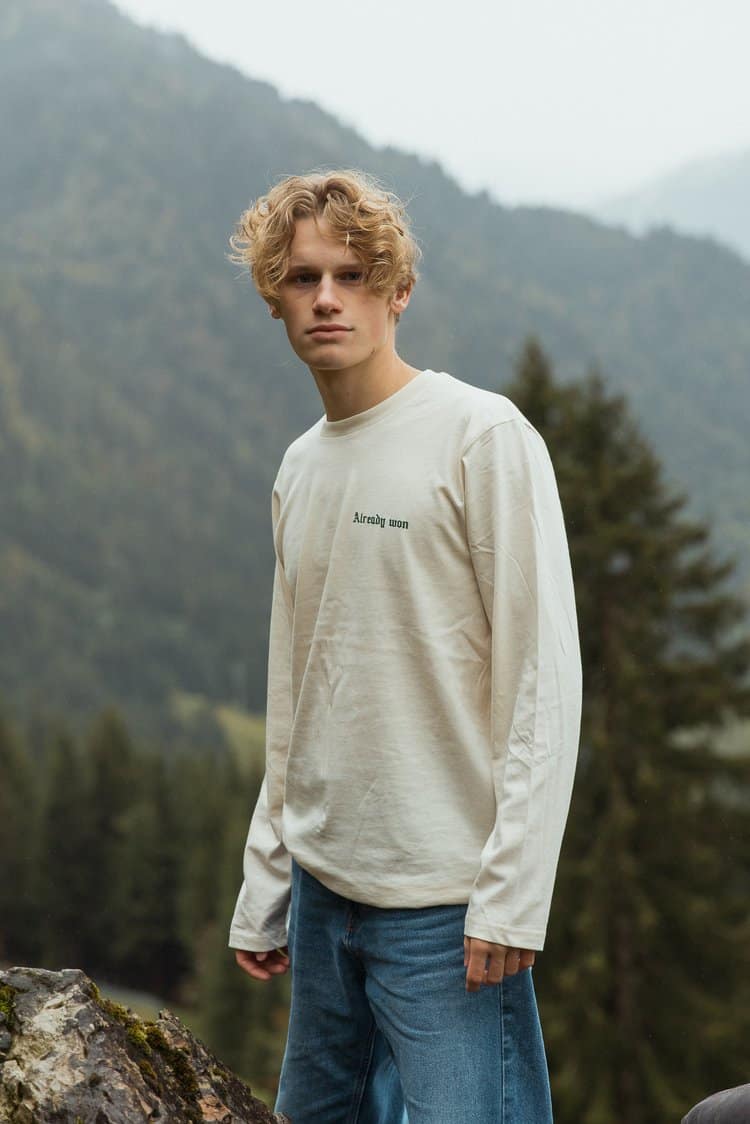 Already won – Longsleeve 10 Moderner Jugendlicher mit Corona-Hoodie im Naturseeurlaub, Freizeitmode, Outdoor.