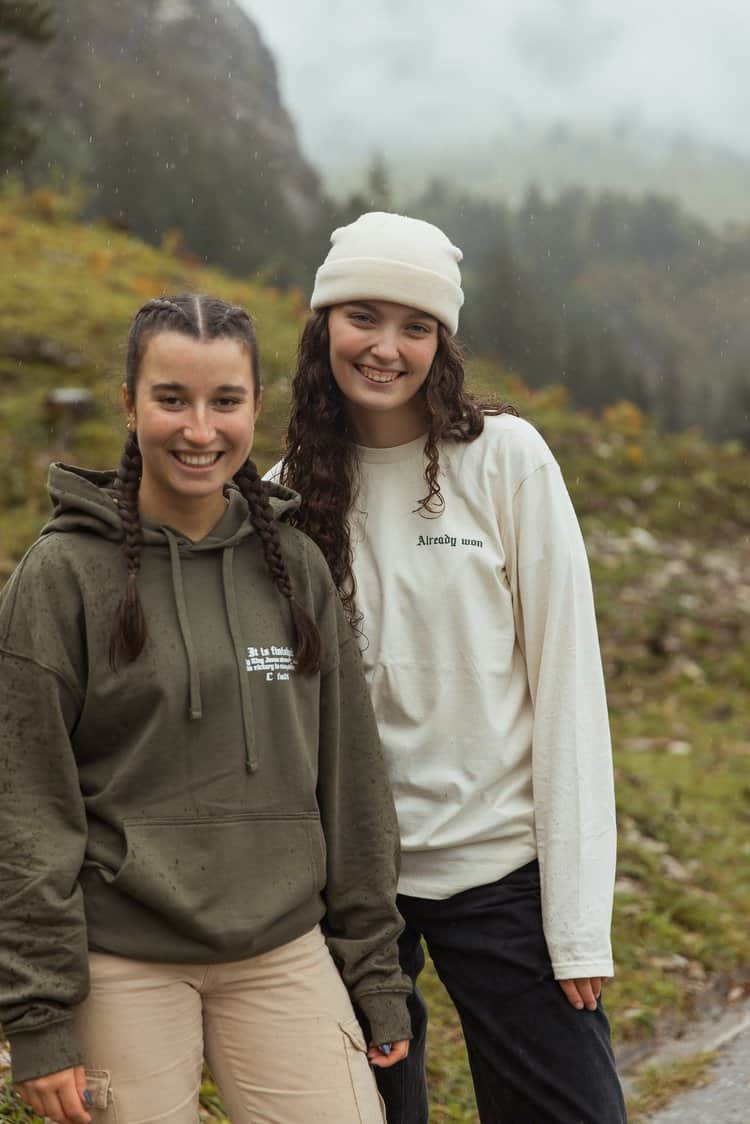 Already won – Longsleeve 11 Junge Frauen in Natur mit christlichem Lifestyle, streetwear, Regenjacken, Outdoor, freundlich.