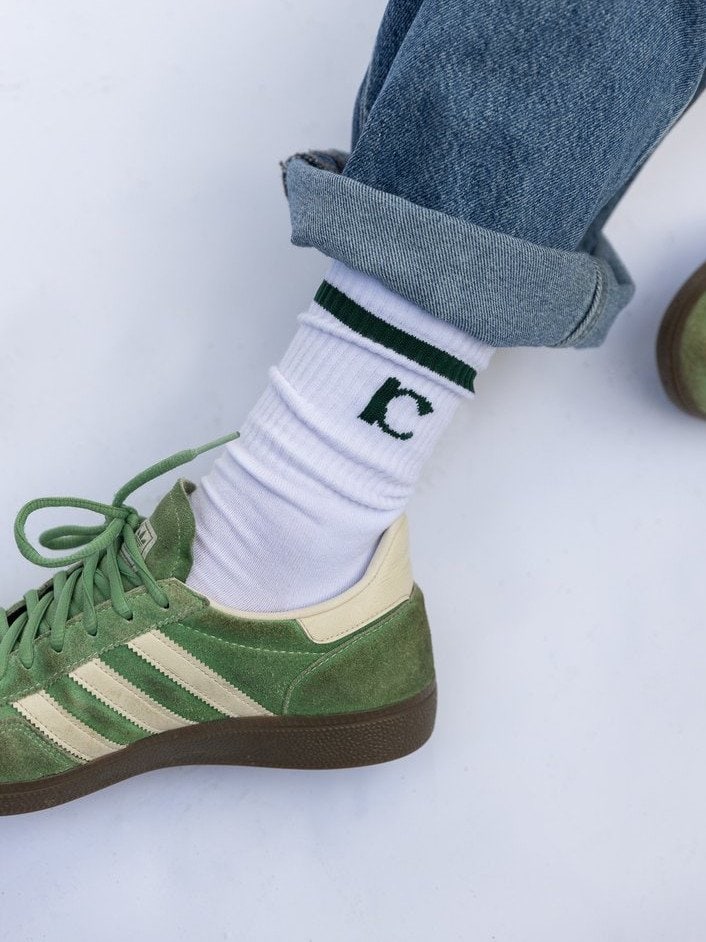 Radiant - Socks 6 Moderner Streetwear mit grünen Sneakers und weißen Socken, Jeans im Casual Look.