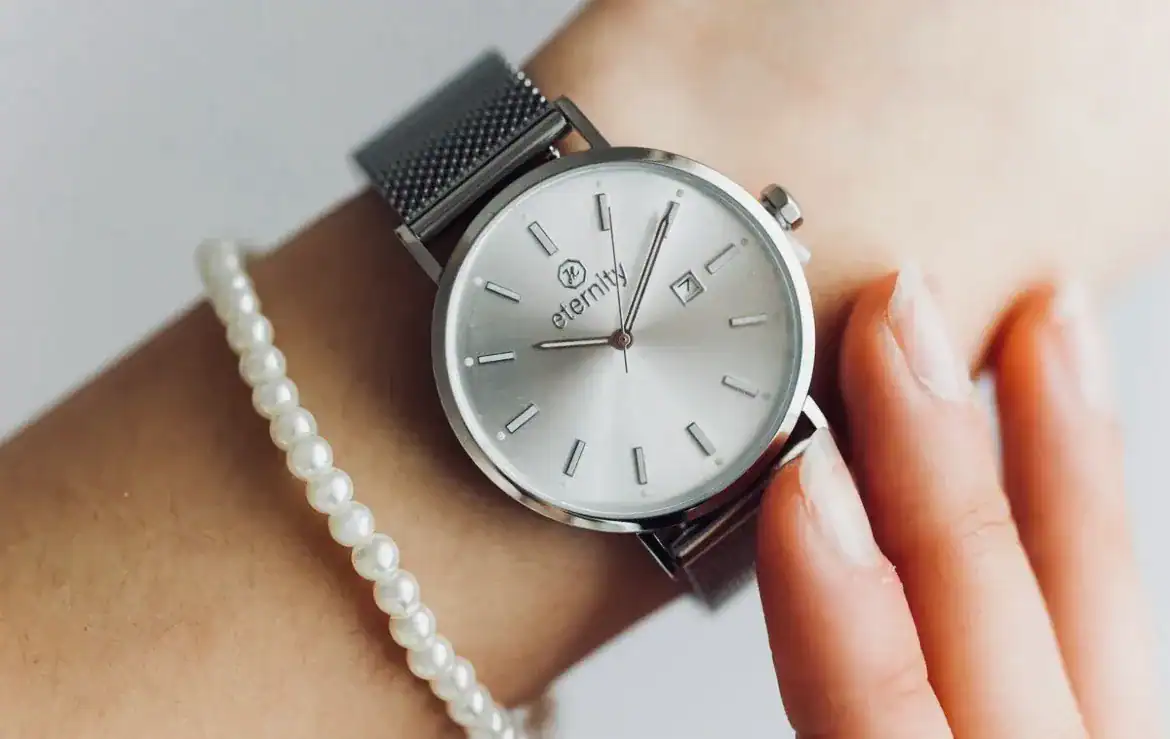 Stilvolle Armbanduhr mit christlichem Markenlogo auf Mookho.de.