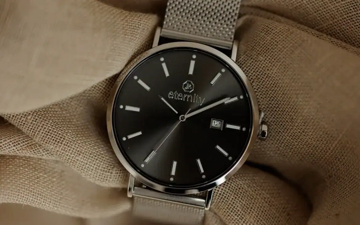 Eleganter Christlicher Armbanduhr mit schwarzem Zifferblatt und Edelstahlarmband.
