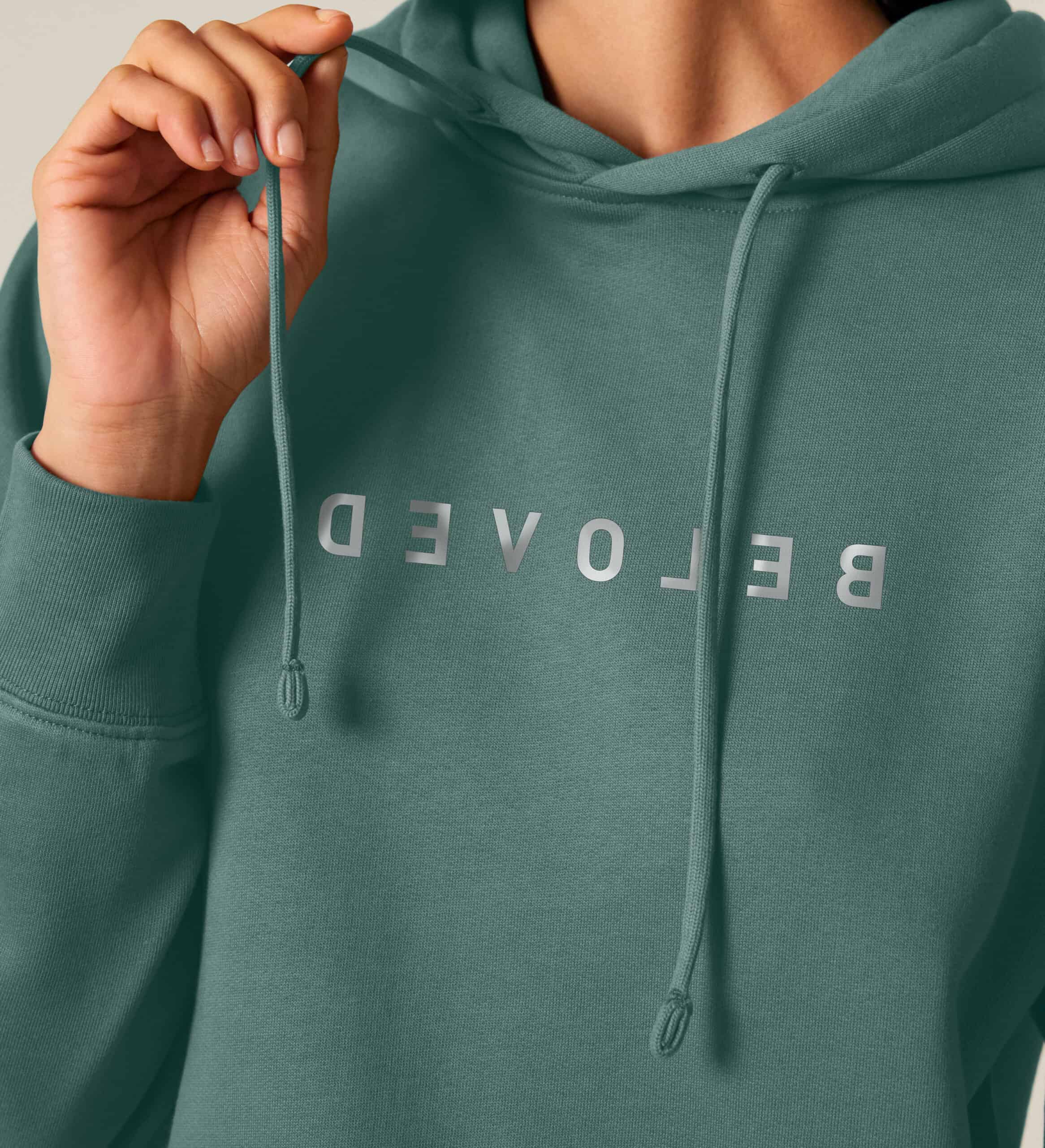 BELOVED Hoodie | green bay | Damen | Fairwear Qualität 10 - Hochwertiger christlicher Hoodie mit Bibelvers-Design.