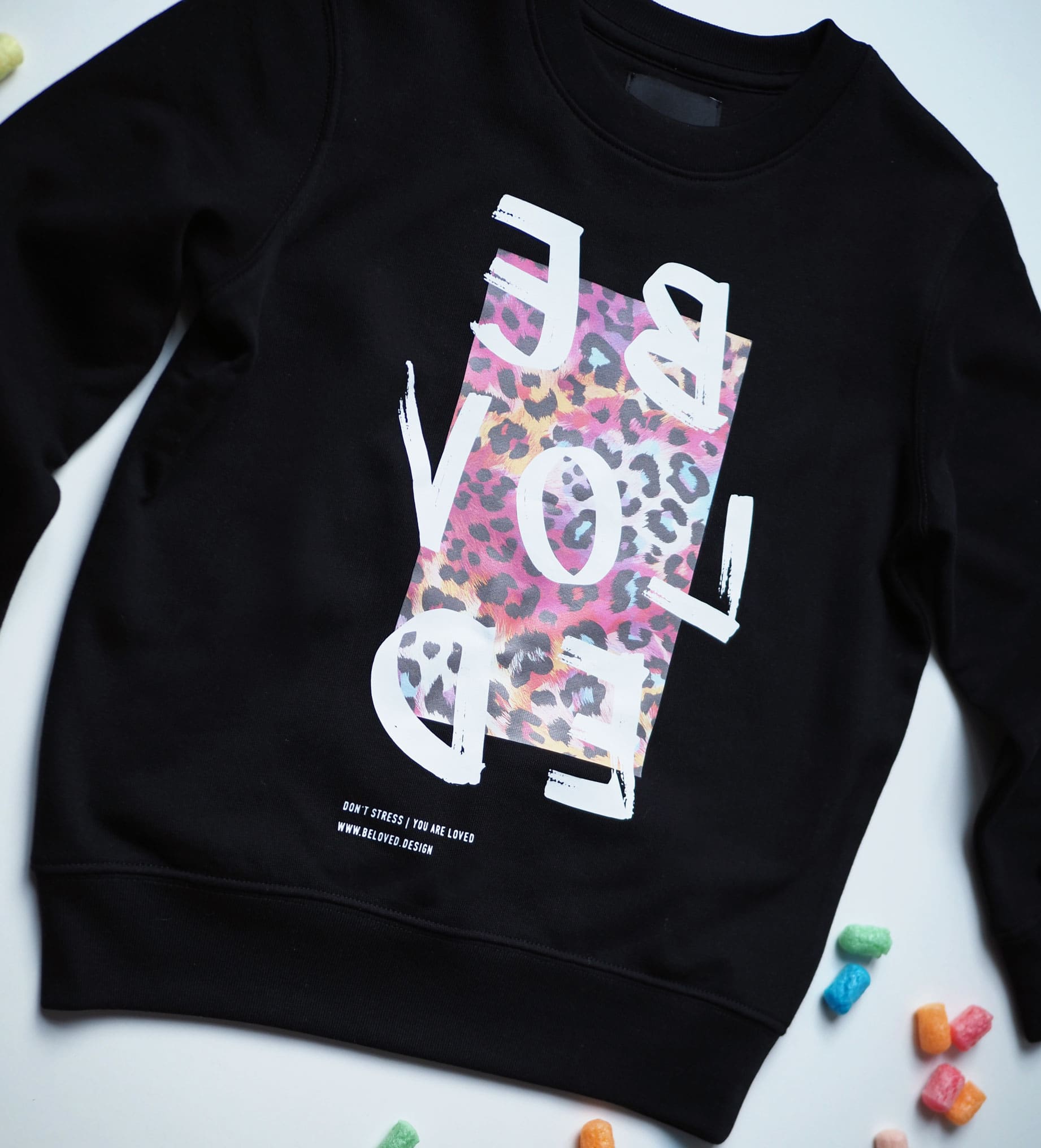 BELOVED | Kinder Pullover| Schwarz Leopard | Fairwear Qualität 12 Stylisches schwarzes Sweatshirt mit religiösem Design, ideal für christliche Mode.