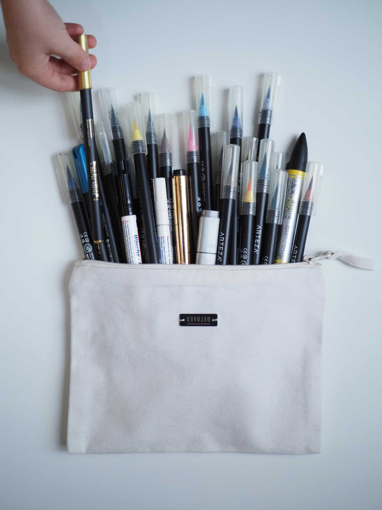 BELOVED | Tasche | Natur / Schwarz 10 Stiftetasche mit bunte Marker und Filzstifte, kreative Kunst- und Schreibutensilien.