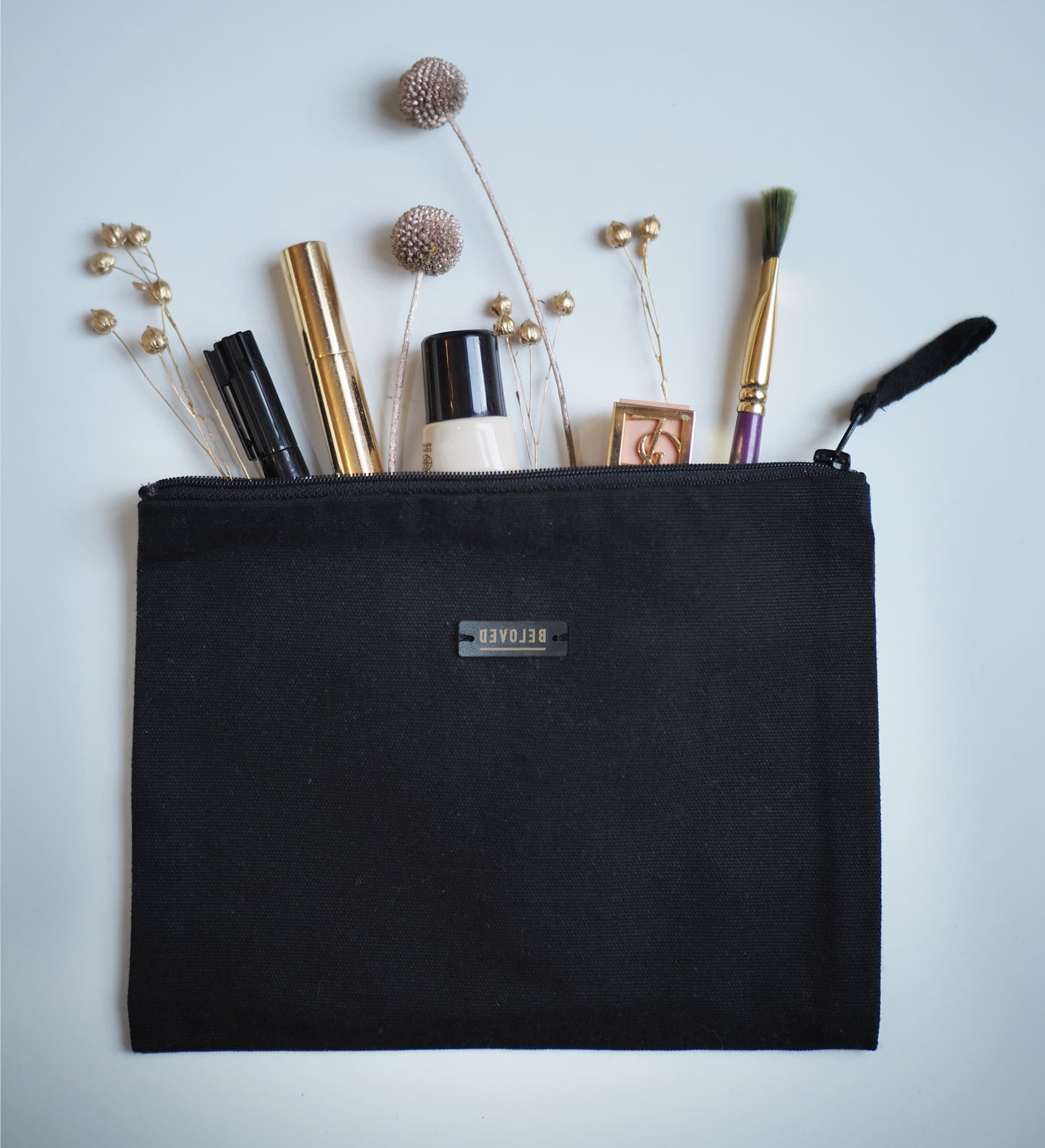 Make-up Tasche mit Kosmetikartikel und dekorativen Elementen, religiöses Budget, christliche Produkte, christliche Marken, christlicher Markt.