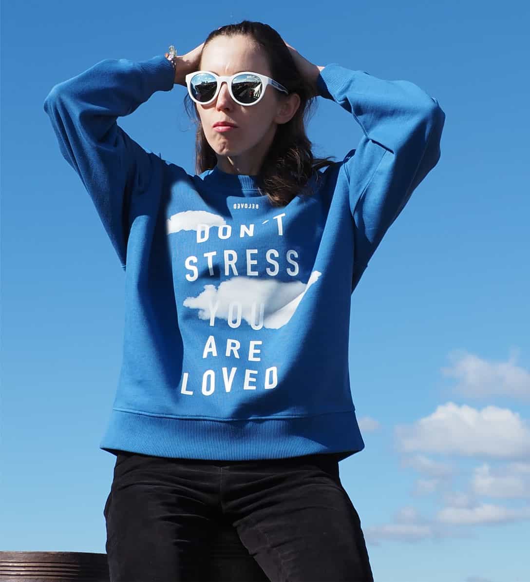 BELOVED | Unisex Sweatshirt | Don´t Stress | Fairwear Qualität 13 Inspirierte Frau trägt nachhaltigen christlichen Jumper, Natur, Kleidung Mode, positive Botschaft.