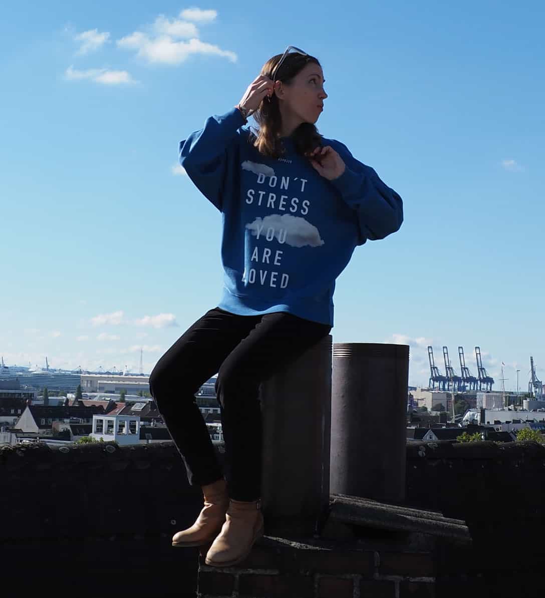 BELOVED | Unisex Sweatshirt | Don´t Stress | Fairwear Qualität 14 Seglerin mit Bibelspruch-Shirt auf einem Dachhoch, christliche Mode, urbaner Style.
