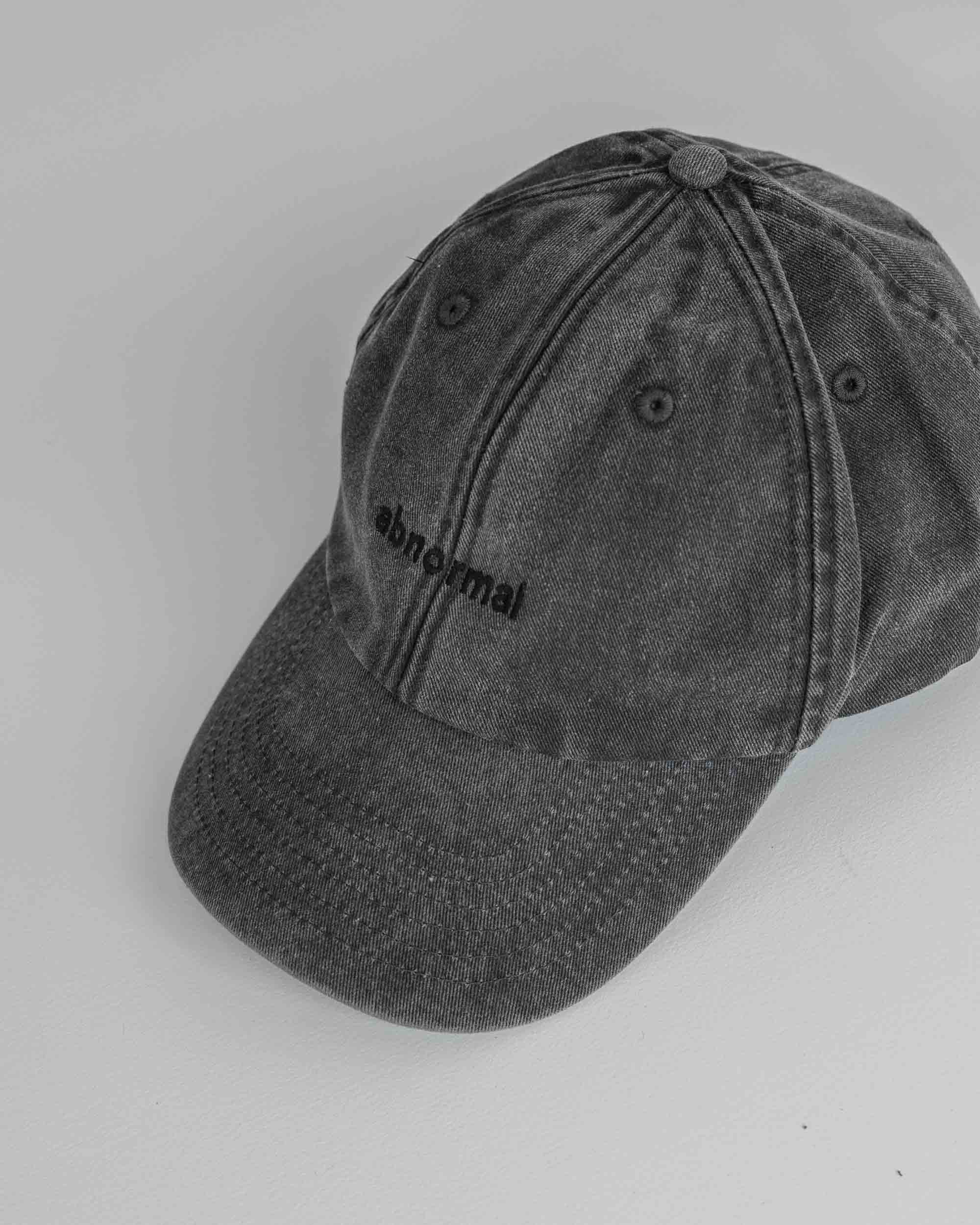 Beanie mit "abandoned" Aufschrift, christlicher Markenstil, modisches Statement Hut.
