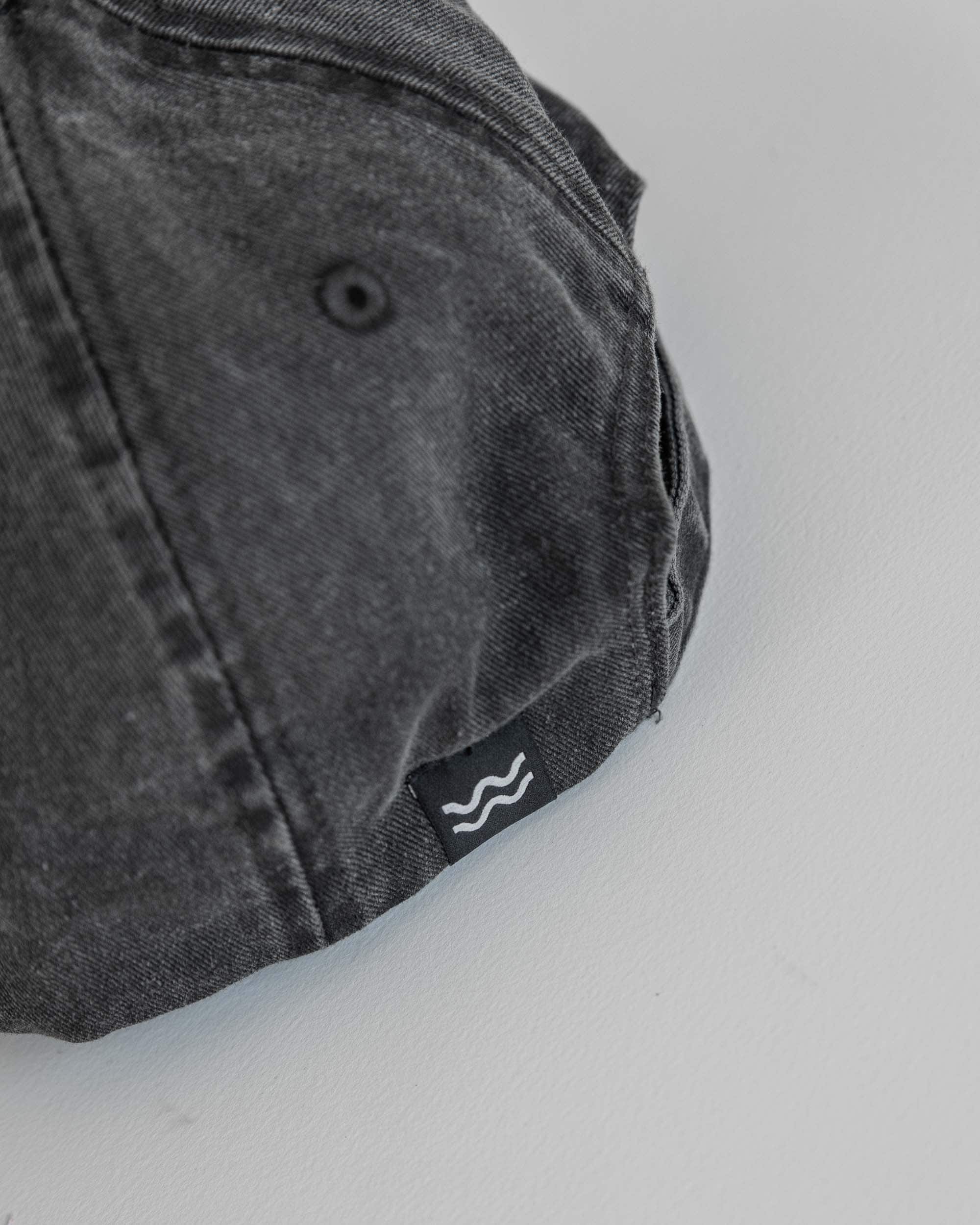 abnormal / kappe / römer 12 2 Moderner grauer Denim-Rock fürs christliche Fashion-Statement, nachhaltige Mode, Billig Mode.
