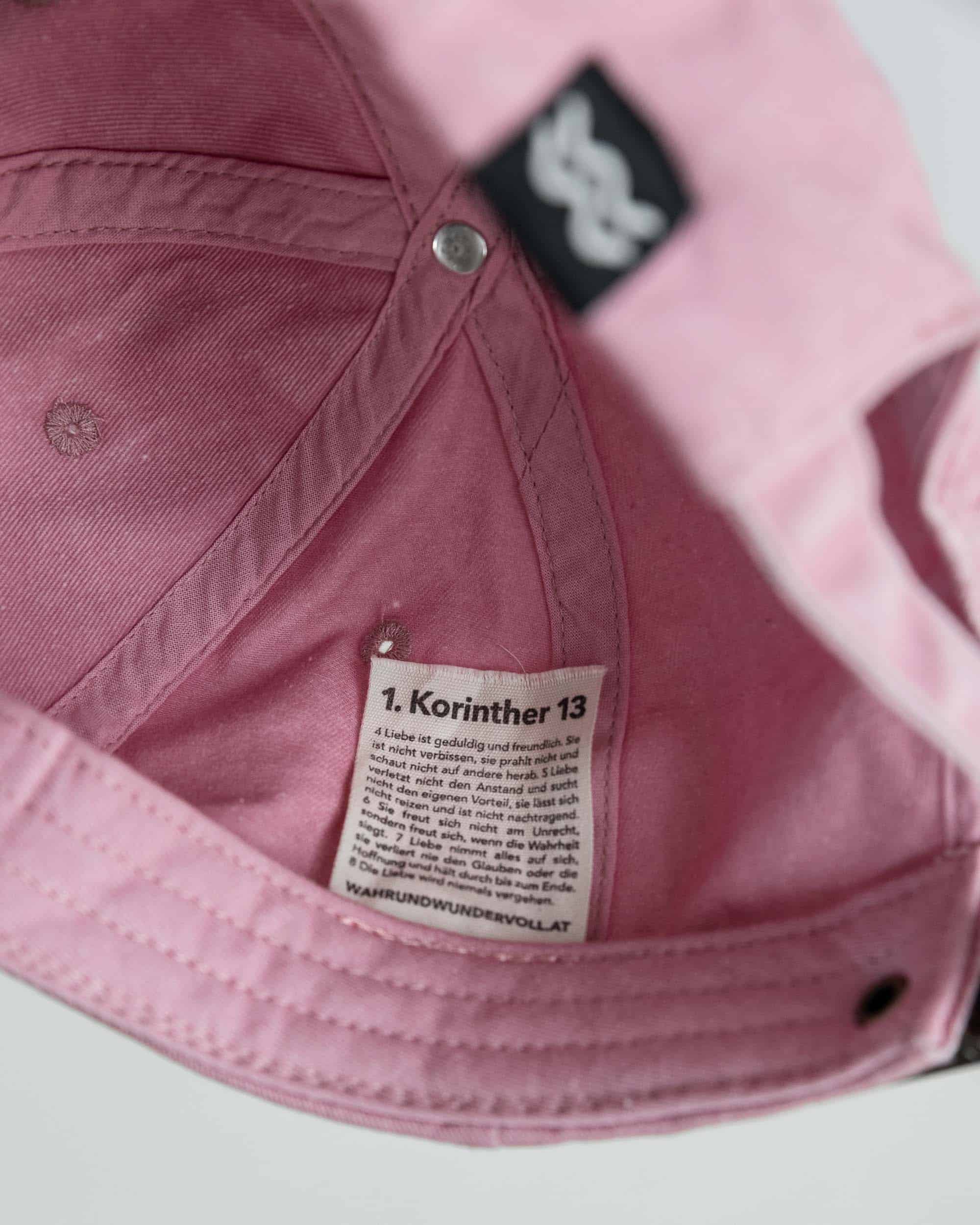 amore / kappe / 1. korinther 13 3 Anderes Bild: Innenansicht eines pinken Christenhutes mit Bibelvers-Label.
