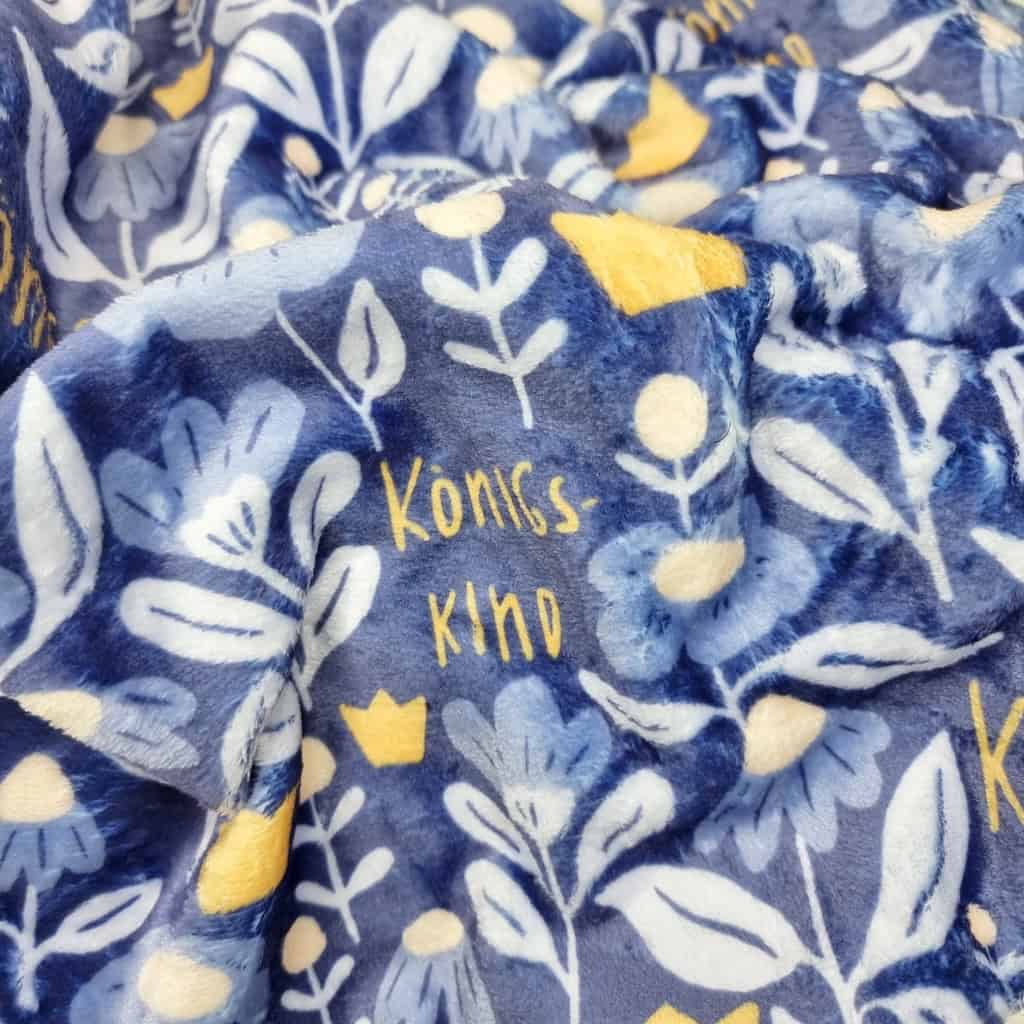 Kuscheldecke Königskind 2 Naturstoff mit Blumenmuster und christlichem Spruch, ideal für christliche Marken.