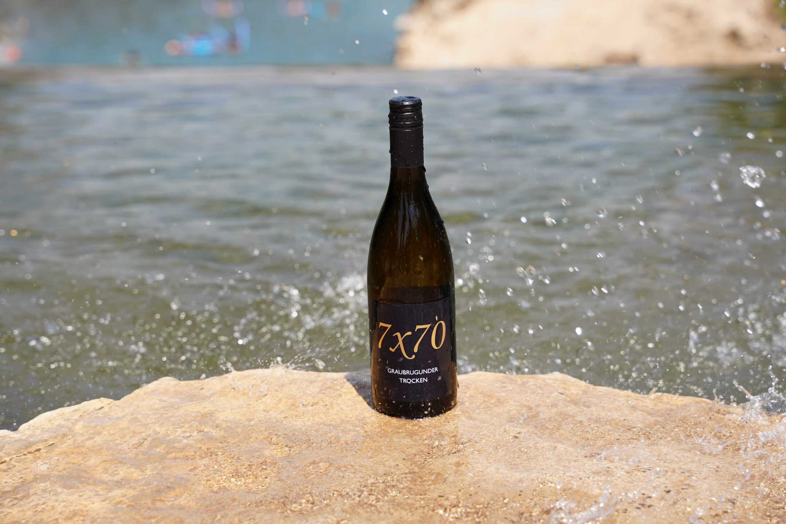 Grauburgunder Trocken 4 Moderner Wein mit Pastoren-Grauburgunder-Beschriftung am Wasser, Christliche Festtagsidee.