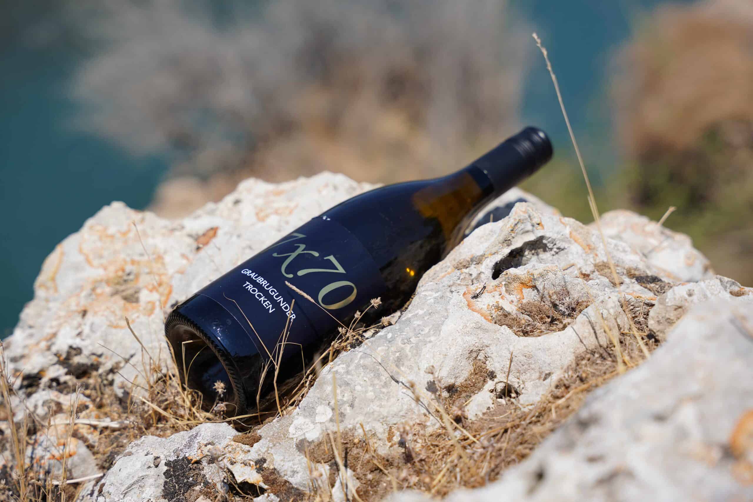 Grauburgunder Trocken 5 Kreuzweg Wein auf Felsen, christliche Symbolik, Natur, spirituelle Erfahrung, Weihnachten, Ostern.
