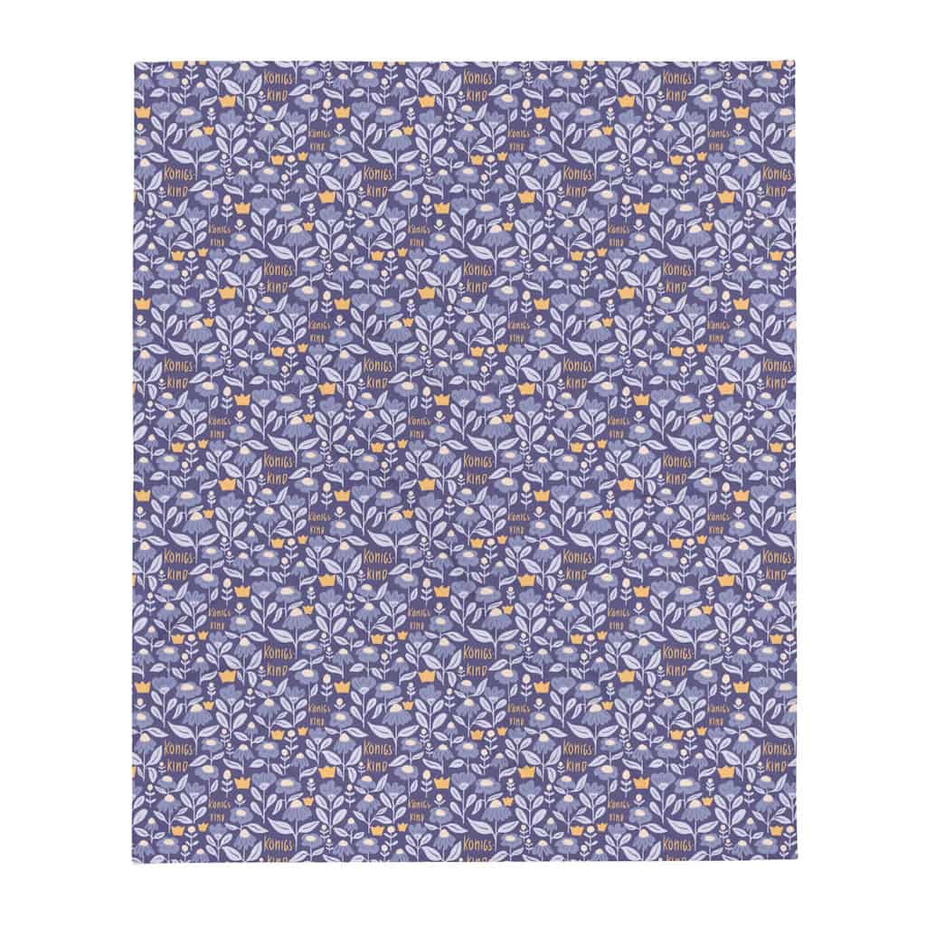 Kuscheldecke Königskind 3 Blumenmuster mit dem Text "Königskind" auf weichem Stoff, ideal für christliche Kinderprodukte.