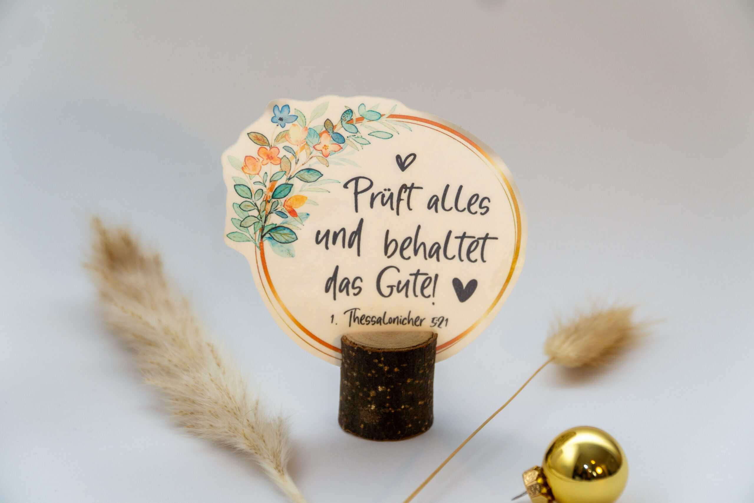 Jahreslosung 2025 - 7 Sticker - Set | Prüft alles und behaltet das Gute | Deutscher Christlicher Aufkleber 18 Glaubensbanner mit Bibelvers auf Holzhalter, Christliche Deko, Motiv für Christen, mookho.de.