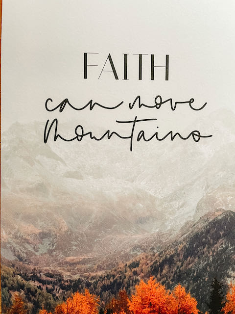 Glaube kann Berge versetzen, inspirierende christliche Wandkunst mit Berglandschaft.