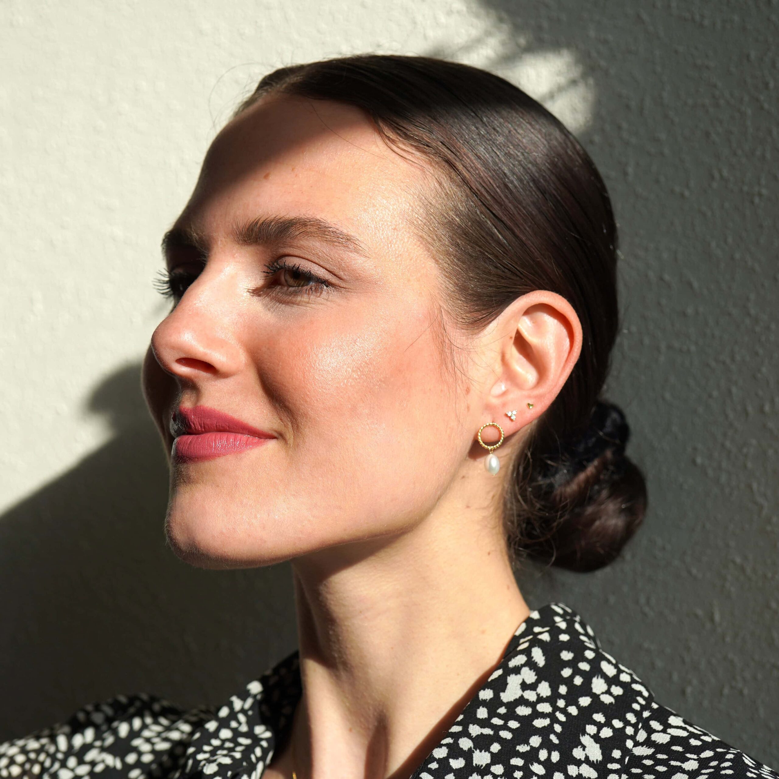Esther | Christliche Ohrstecker – 925 Sterling Silber vergoldet – Süßwasserperle 3 Unternehmerin mit Hautpflege, elegante Frau in Sonnenlicht, Fashion & Beauty, Business & Lifestyle, modernes Styling, natürliche Schönheit.