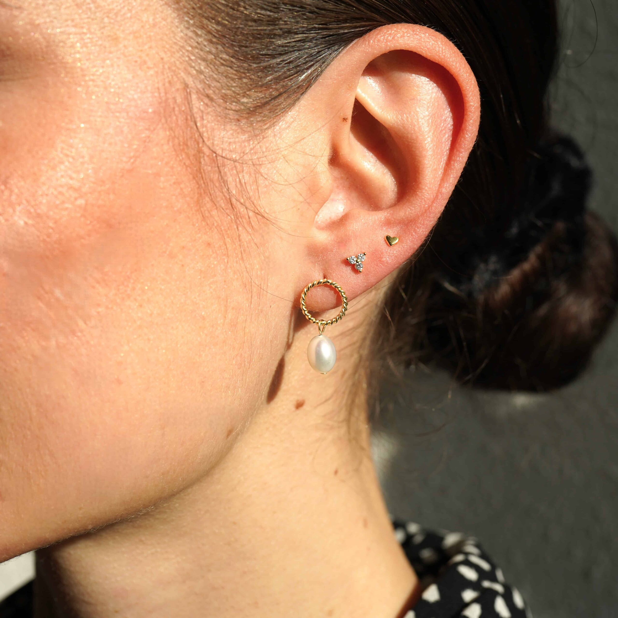 Esther | Christliche Ohrstecker – 925 Sterling Silber vergoldet – Süßwasserperle 2 Echtschmuck mit Herz- und Perlenanhänger, modische Damenohrringe, christlicher Schmuck.