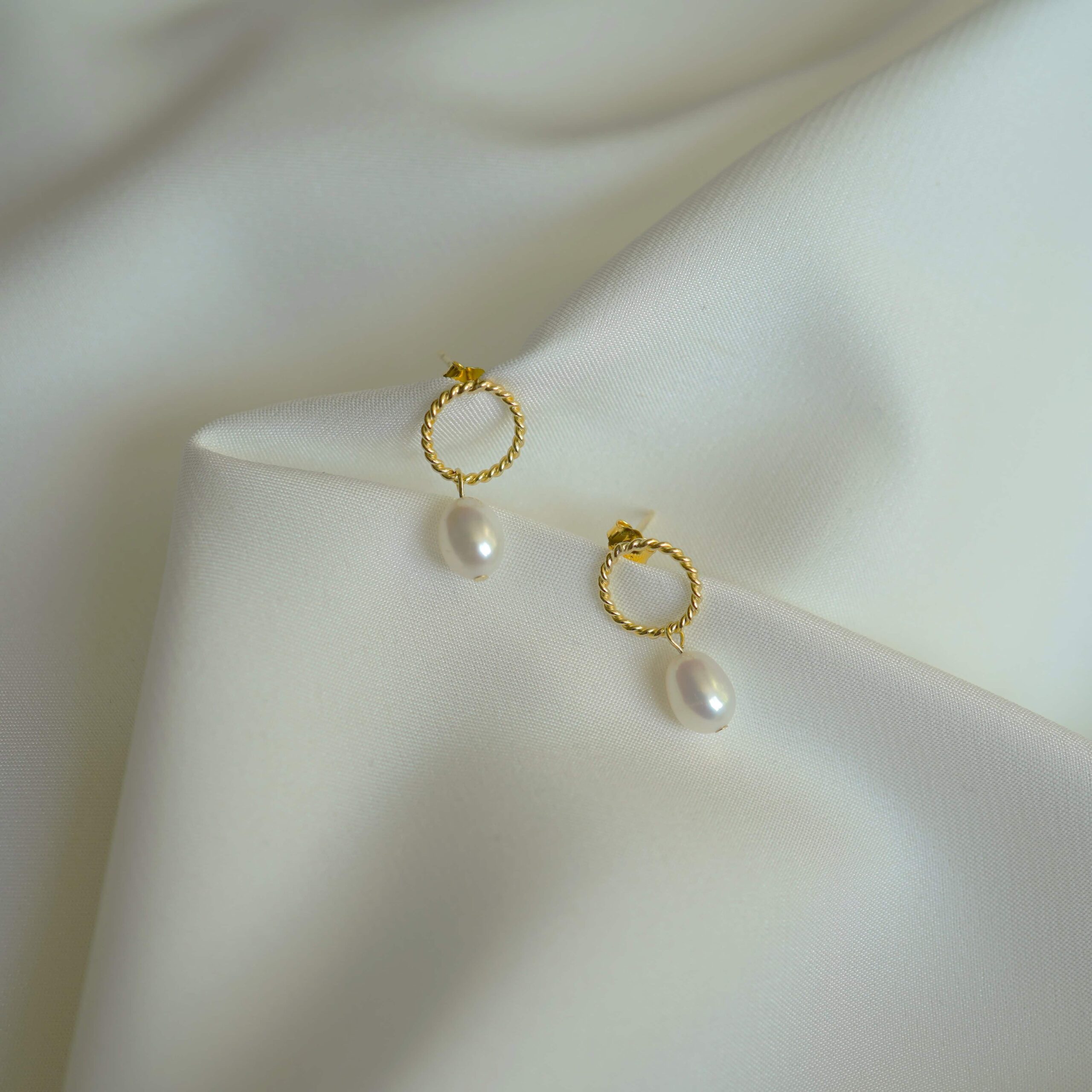 Esther | Christliche Ohrstecker – 925 Sterling Silber vergoldet – Süßwasserperle 1 Elegante goldene Ohrringe mit Perlen, christliches Schmuckdesign.