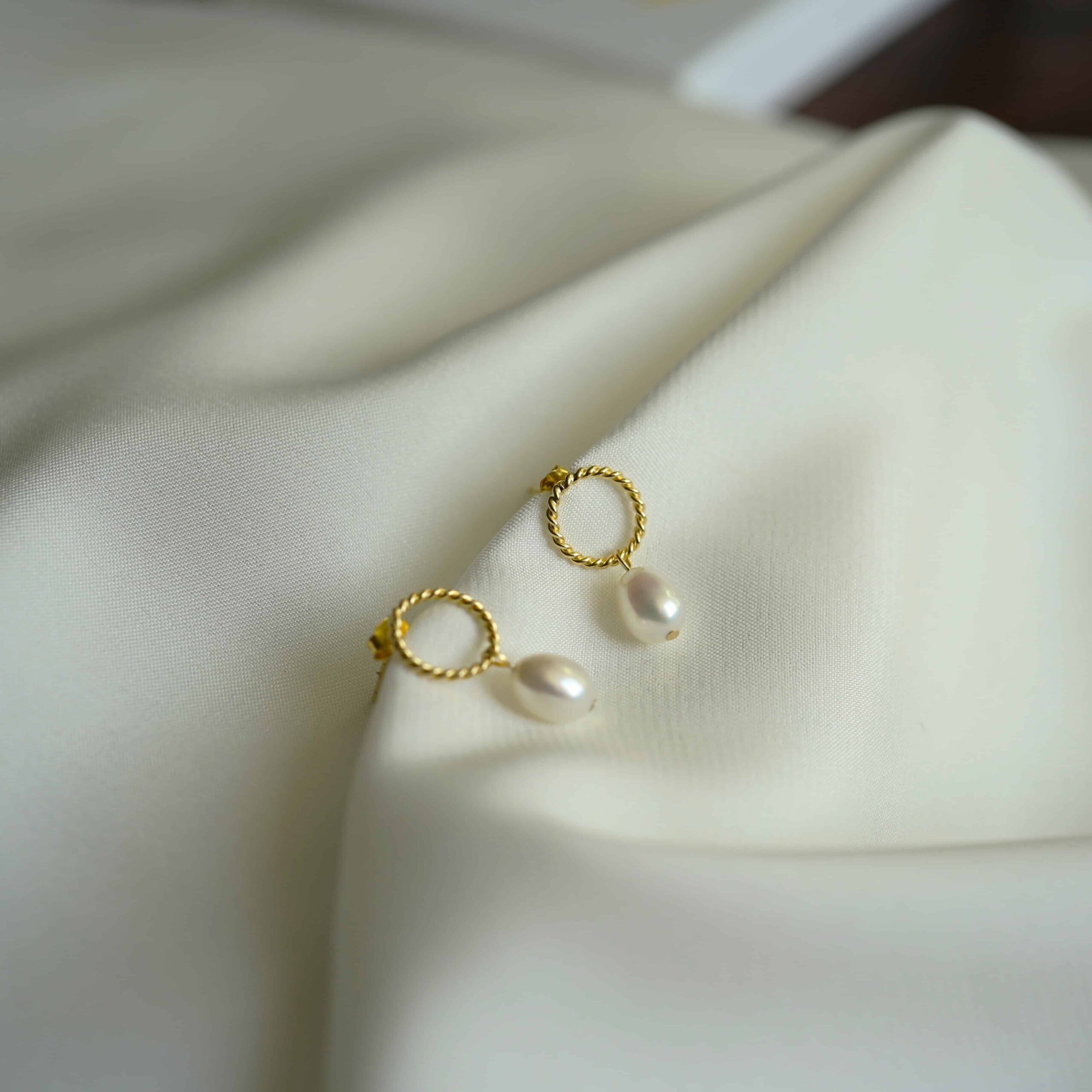 Esther | Christliche Ohrstecker – 925 Sterling Silber vergoldet – Süßwasserperle 4 Edle Perlenohrringe auf weißem Stoff, christliche Schmuckmarke, evangelischer Stil, modisch.