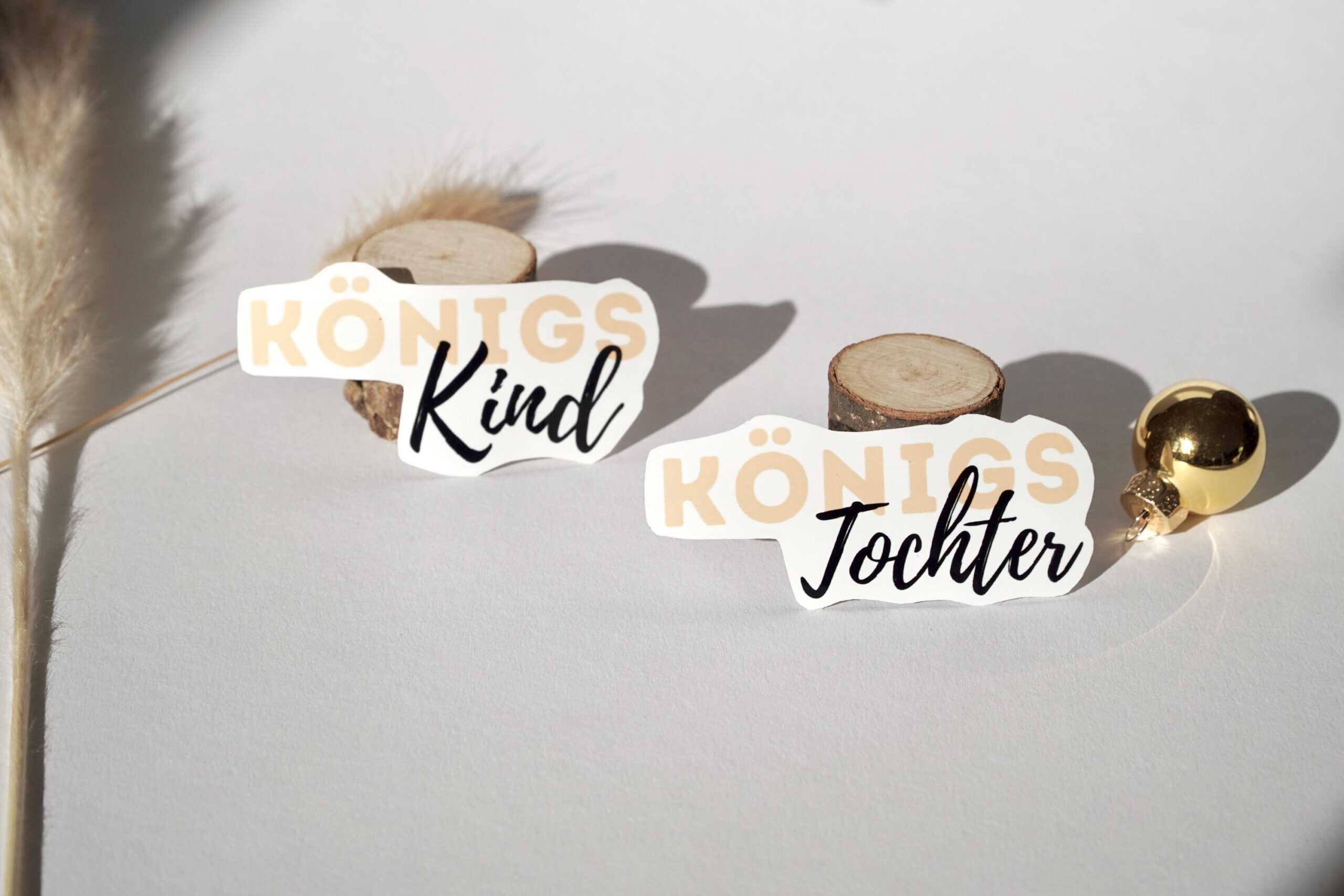 Königskind - Sticker Set | Deutscher Christlicher Aufkleber | Religiöser Sticker 14 Königskind und -tochter Sticker mit Holzdekoration und Christbaumkugeln.